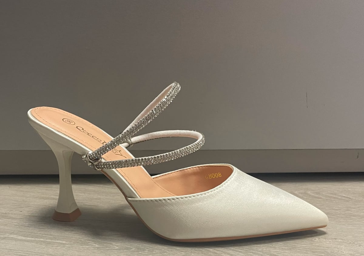 Lune — escarpins ouverts talon fin 8cm satin blanc strass argentés
