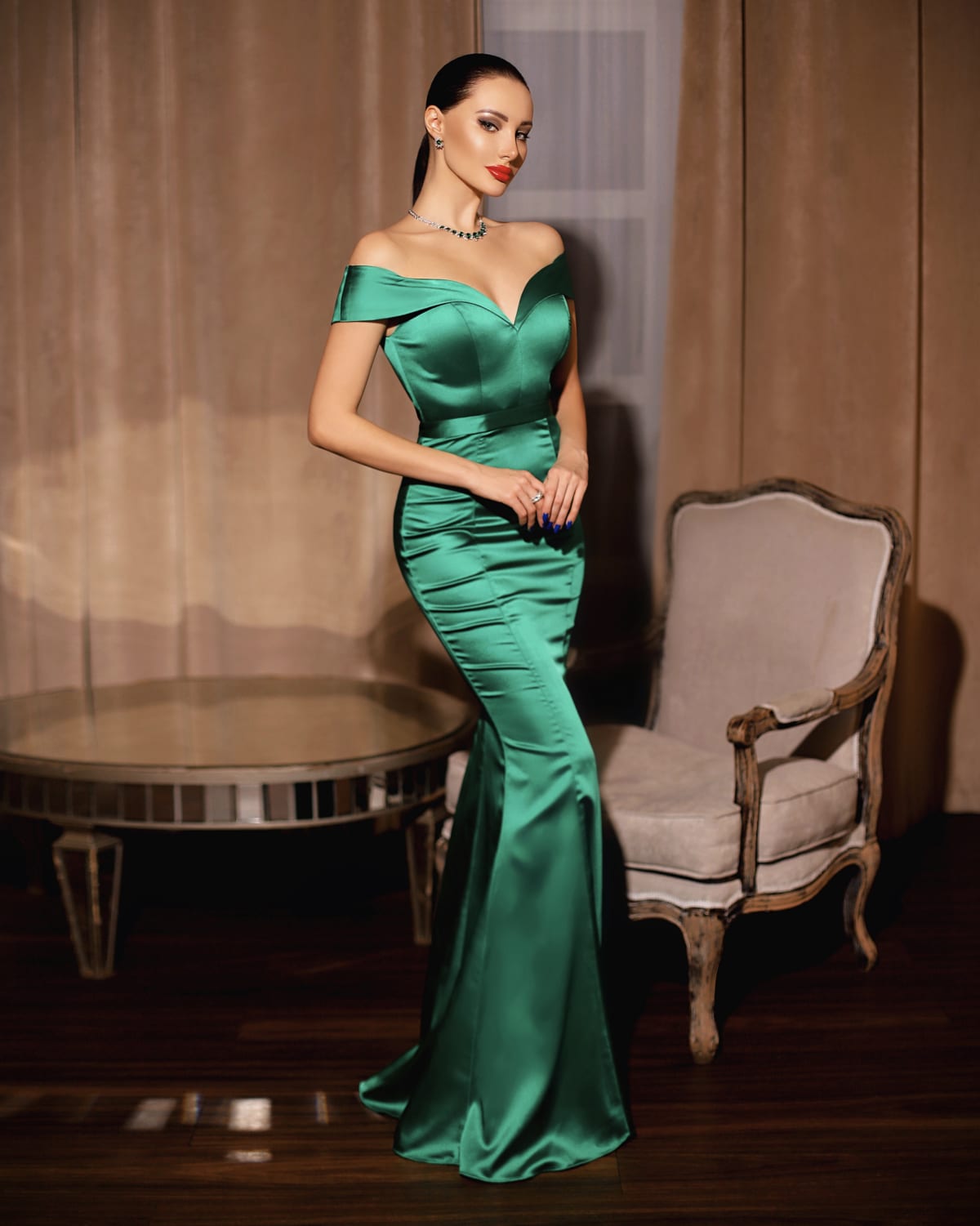 Zineb — robe longue fourreau décolleté bardot épaules dénudées satin stretch