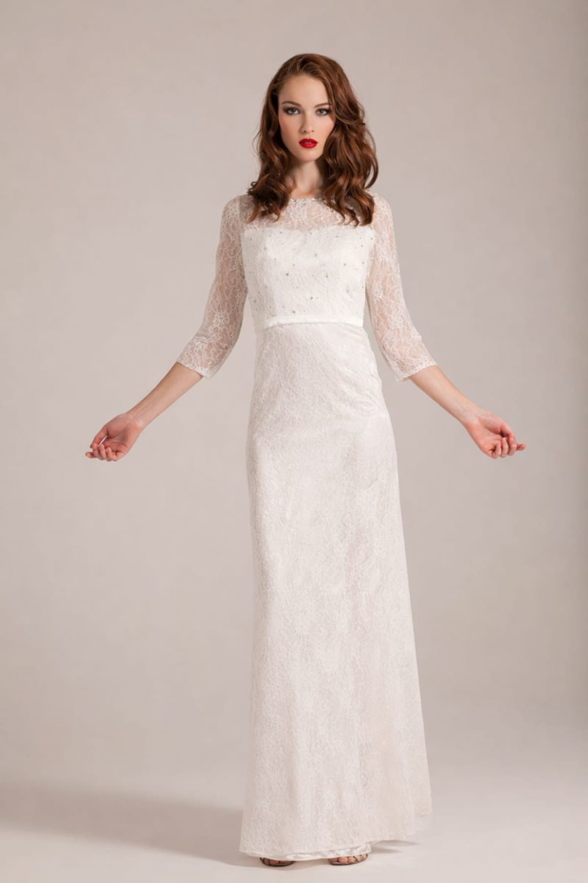 Antoinette — robe de mariée longue droite décolleté perlé manches 3/4 dentelle