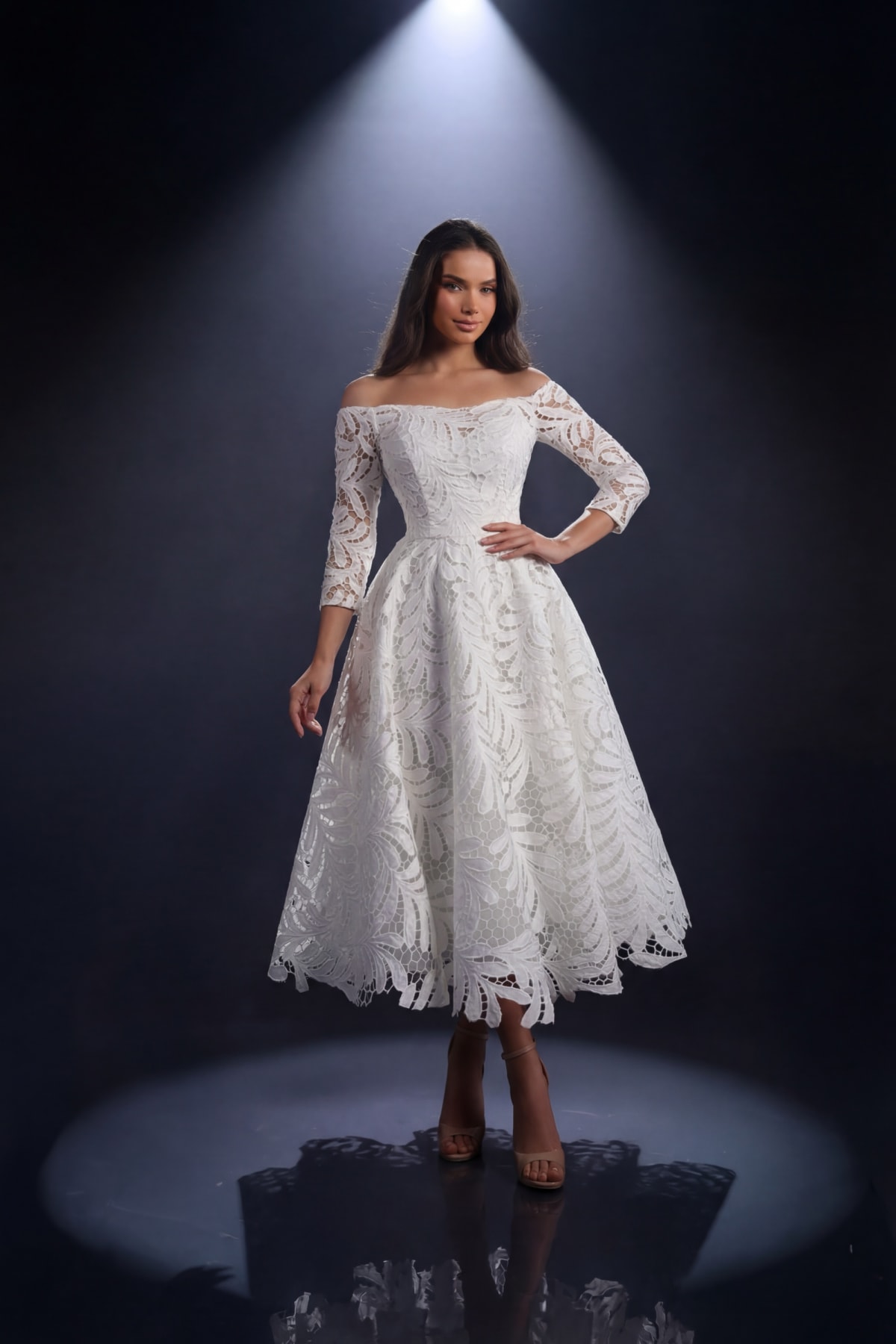 Oprah - Robe en dentelle guipure longueur midi – épaules dénudées et manches 3/4