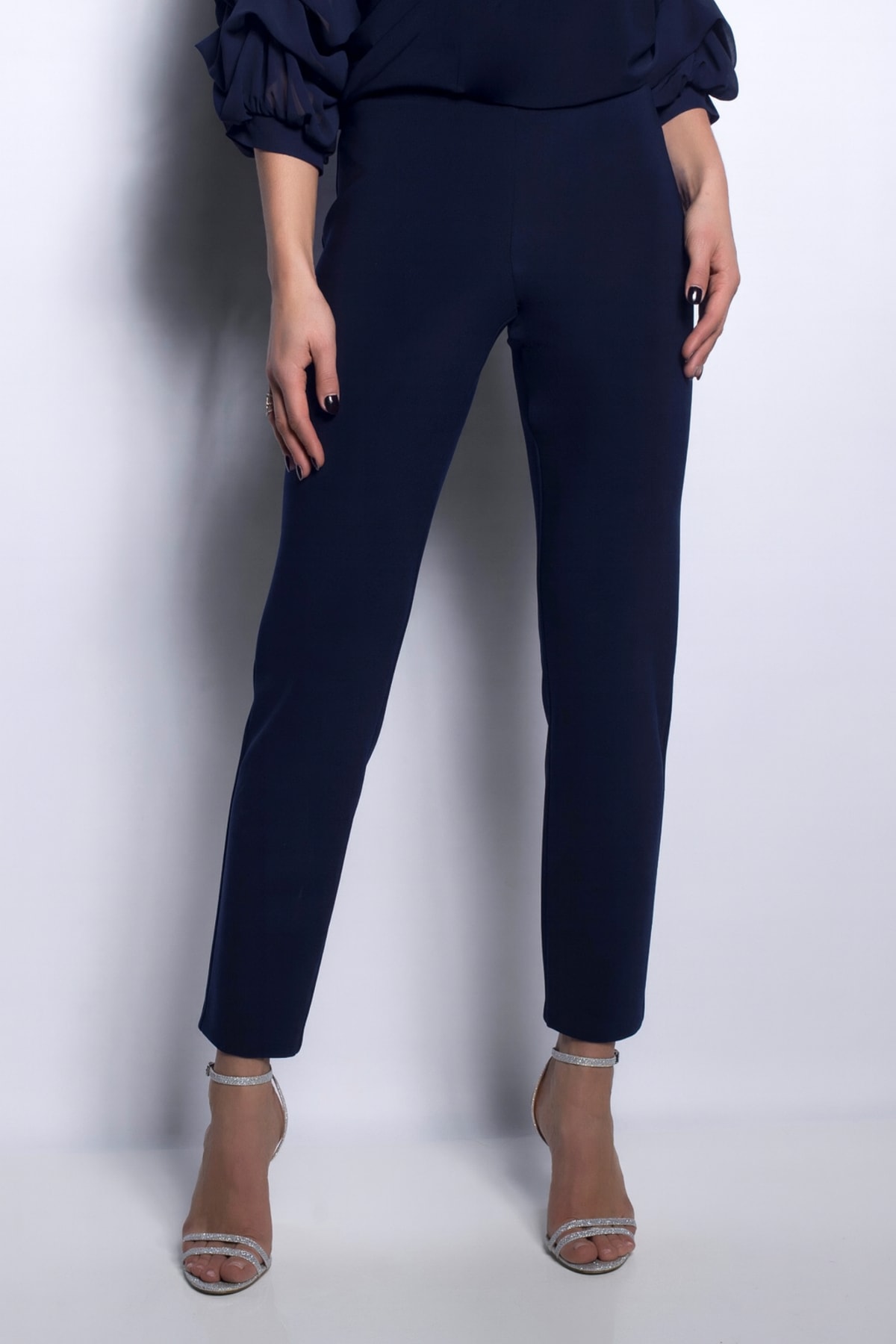 Pantalon Auréline coupe droite plis ceinture large strass dos