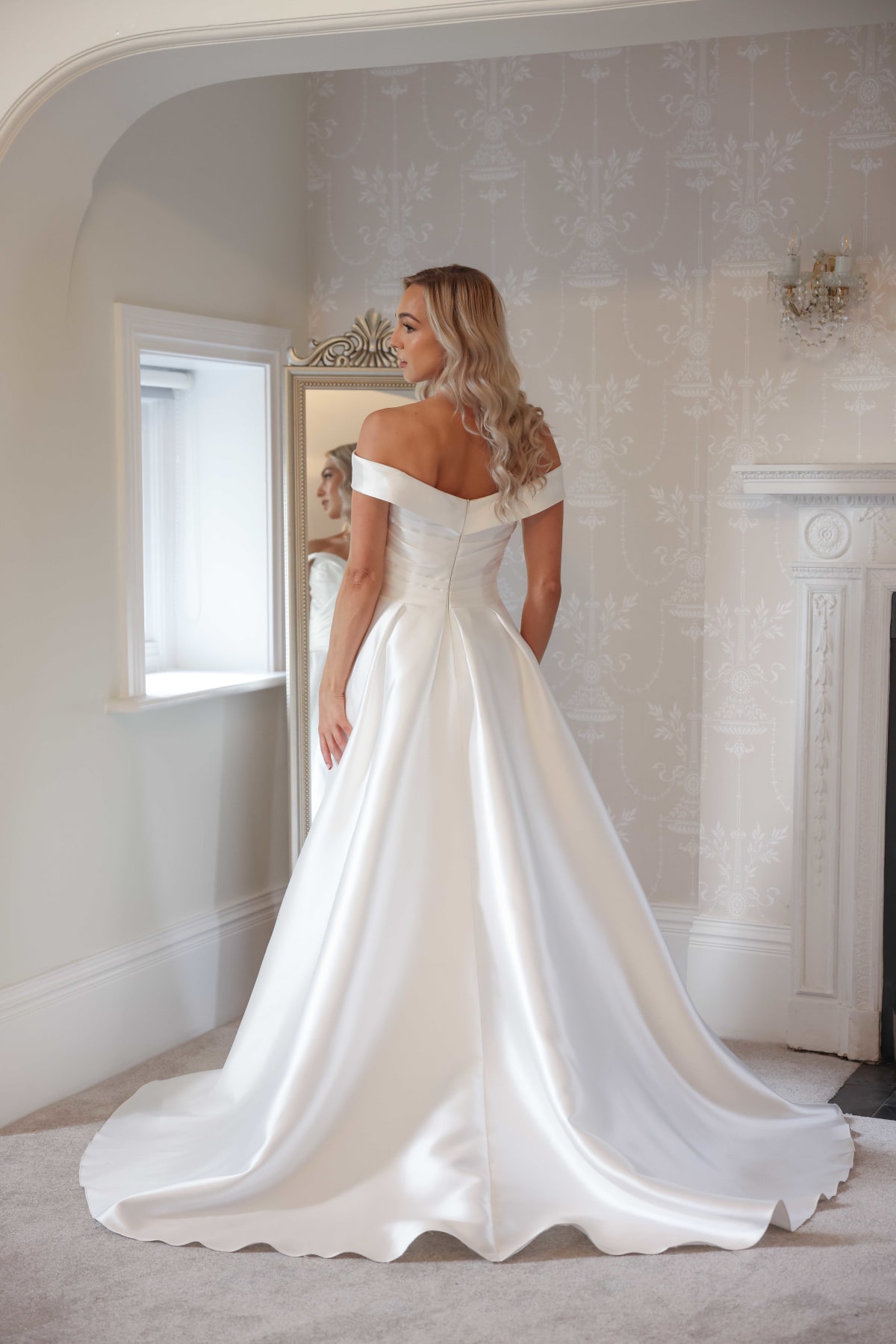 Feida - robe décolleté bateau, taille plissée, fente satin