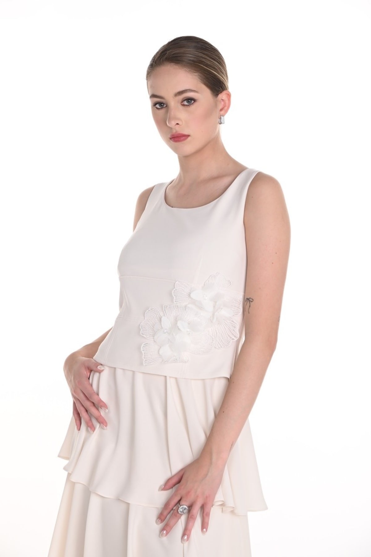 Top Inessa structuré détails fleurs en tissu