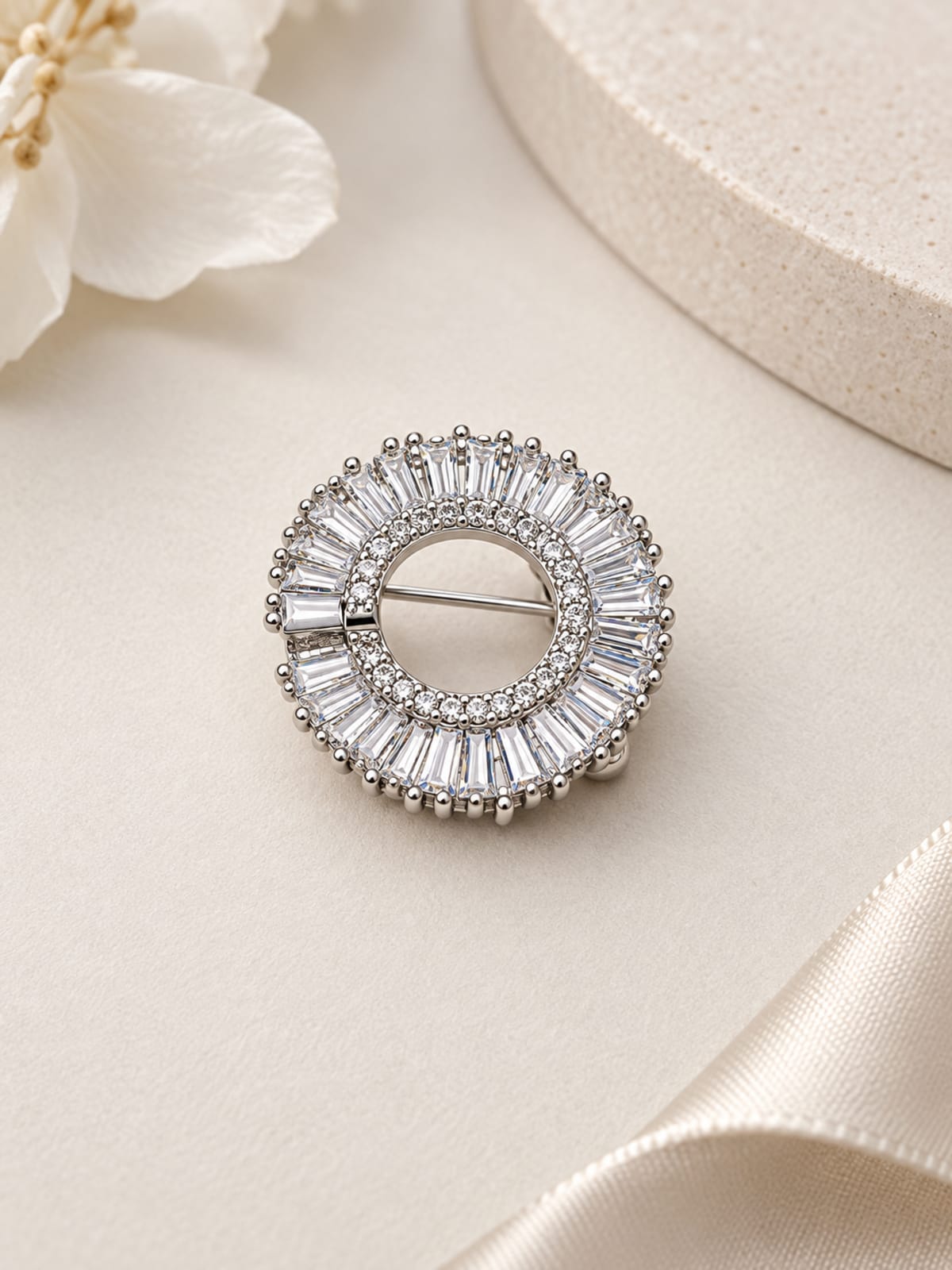 Broche ronde sertie de cristaux – 3 cm