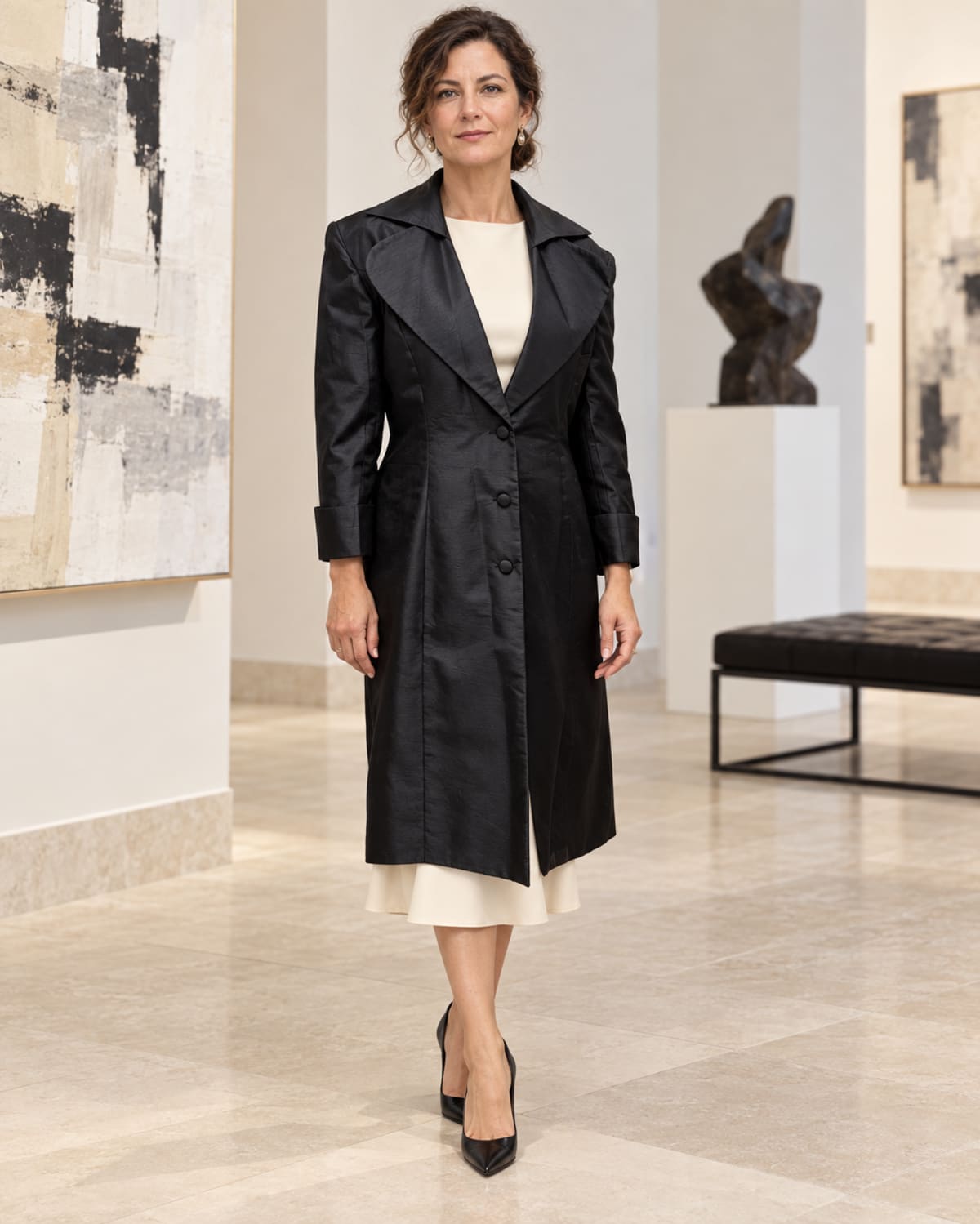 Manteau long noir satiné – col tailleur et coupe cintrée