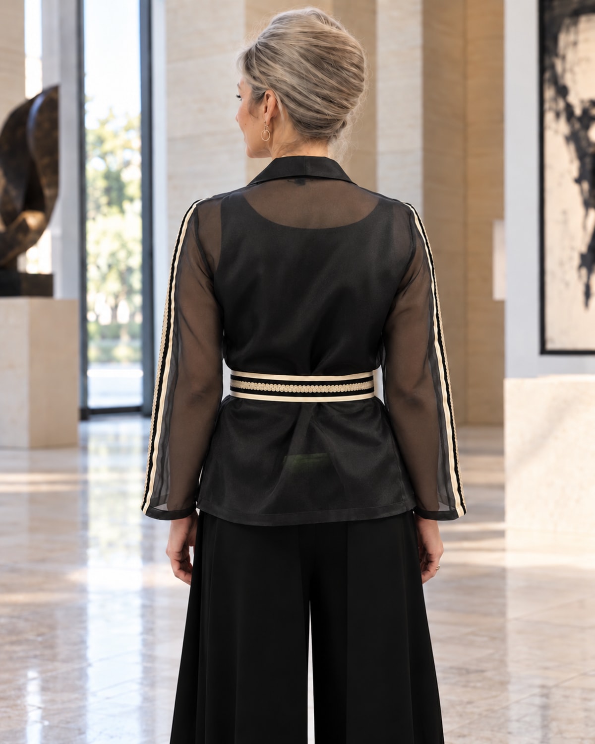 Veste fluide en organza – col cascade et ceinture contrastée