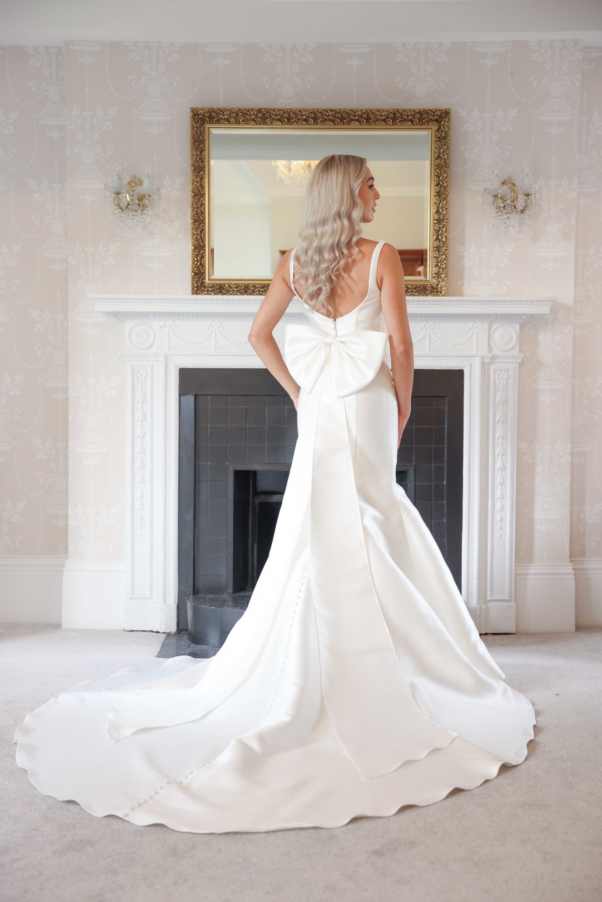 Meryl — robe longue sirène satin décolleté carré dos échancré
