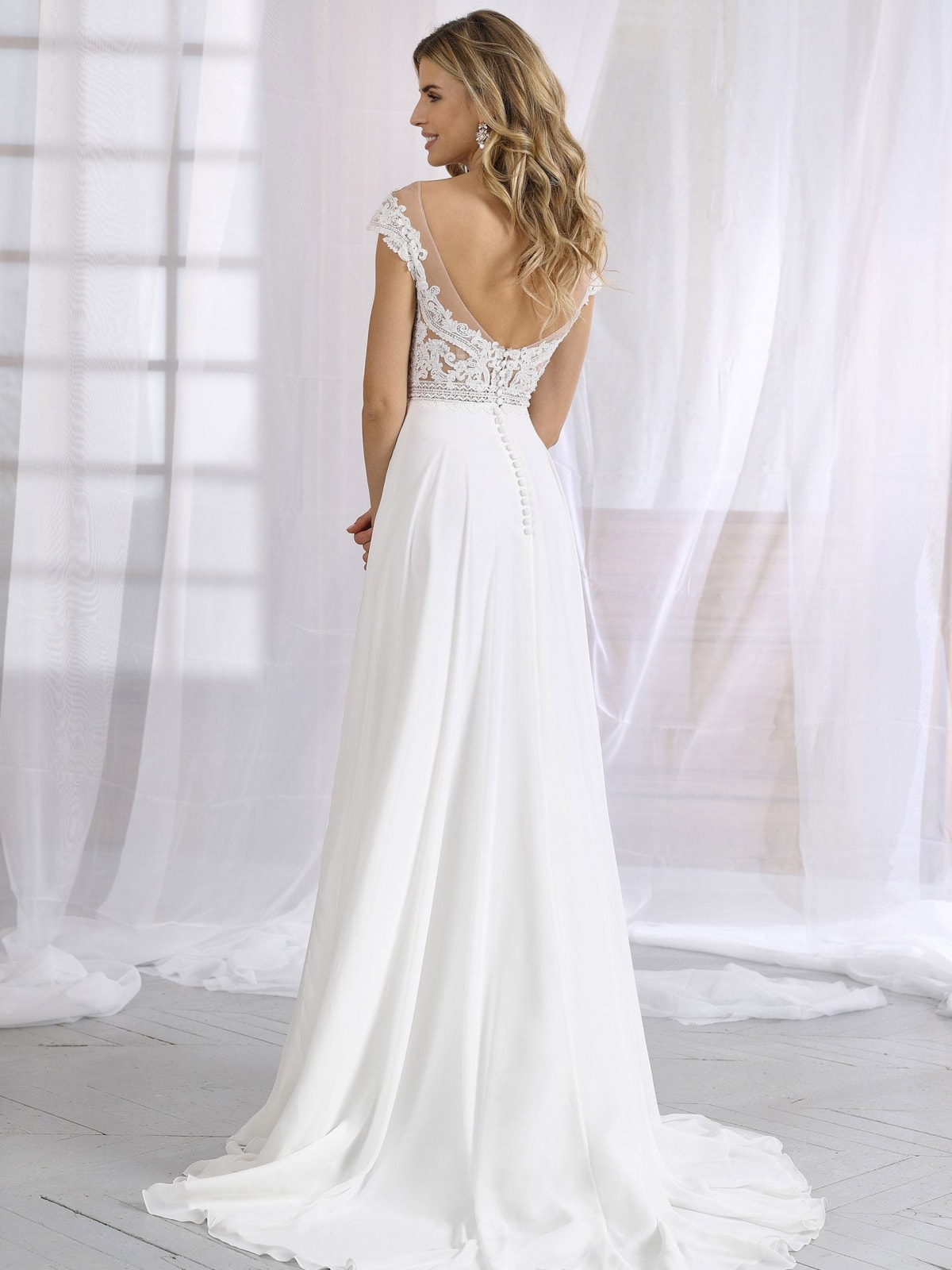 Azora — robe de mariée fluide dentelle perles sequins