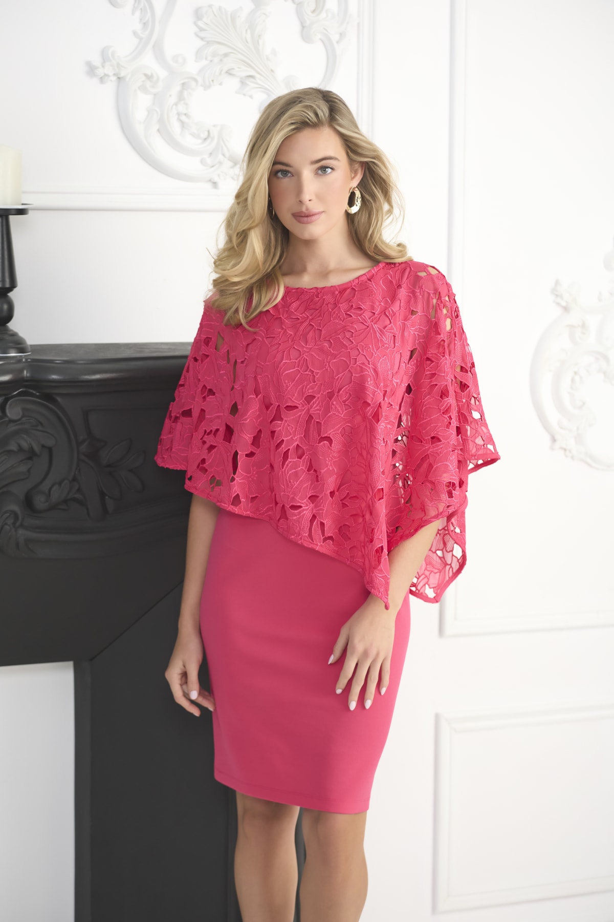 Eliana — robe courte droite cape guipure
