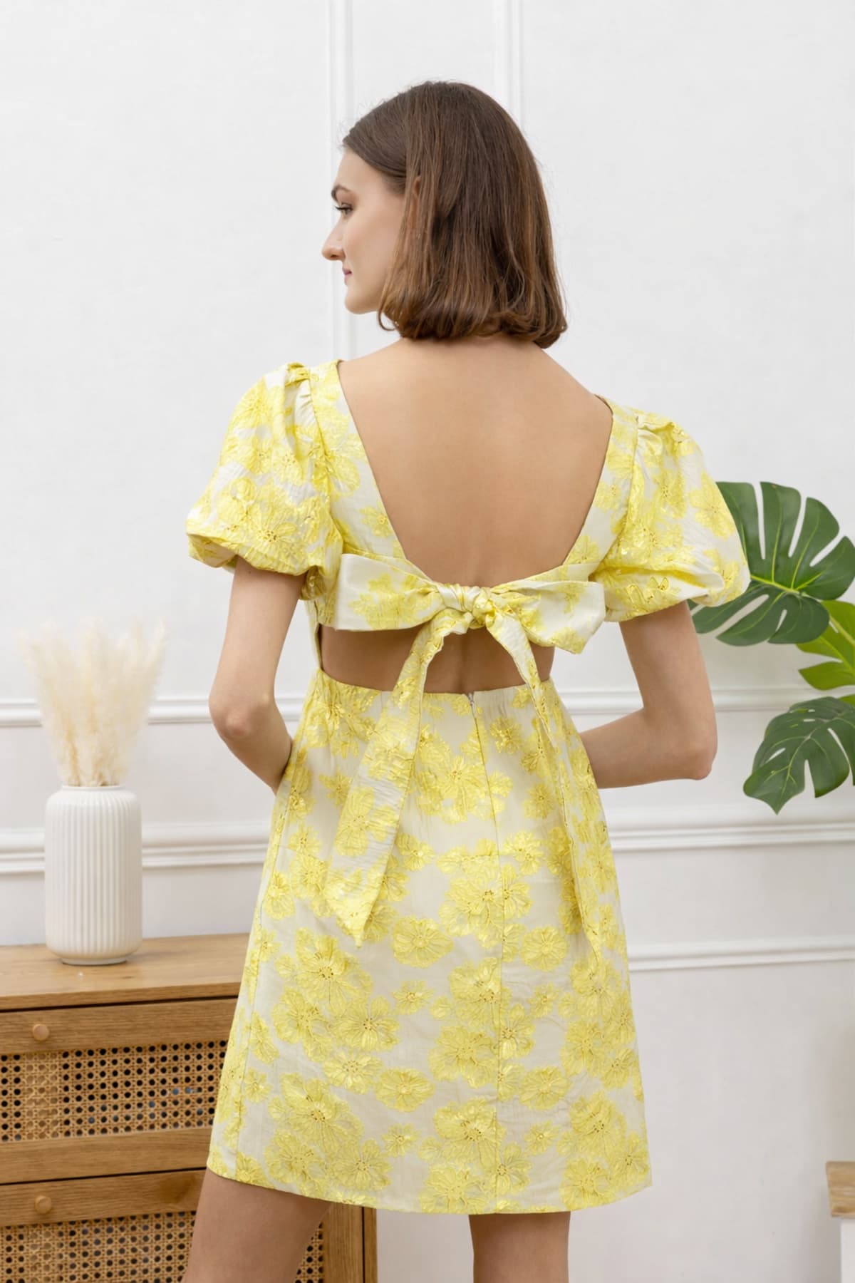 Maphra — robe courte jacquard jaune motifs floraux dos ouvert