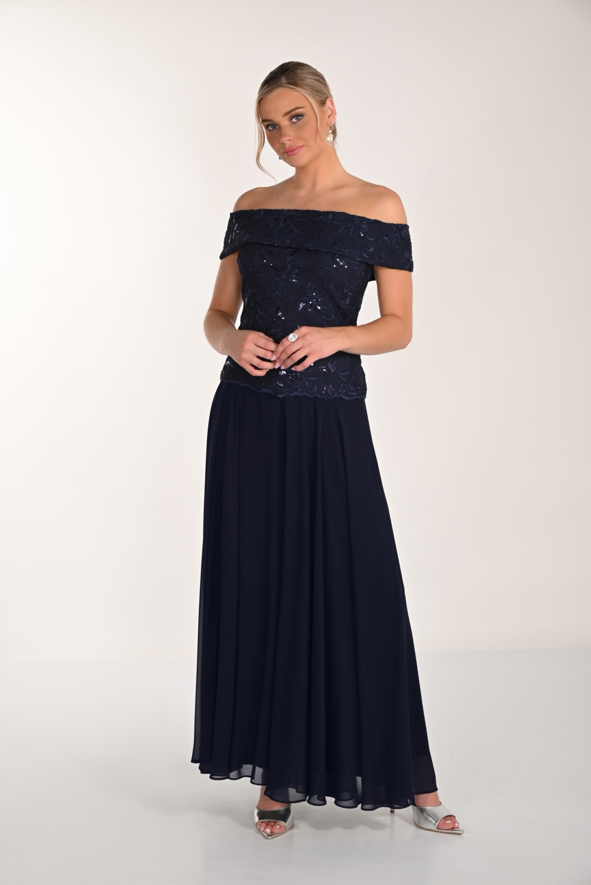 Top Cléophée dentelle brodée sequins encolure bateau épaules dénudées