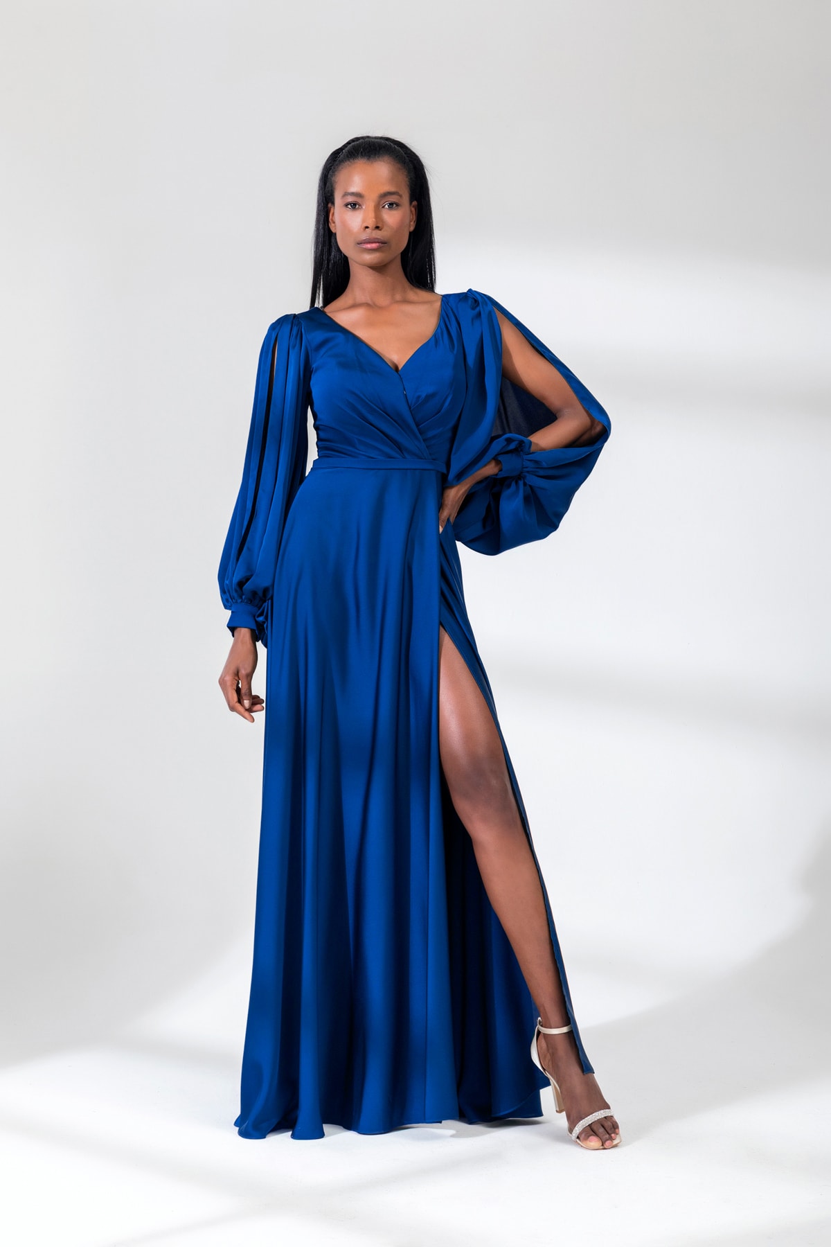 Elizabeth — robe longue fluide satin manches longues