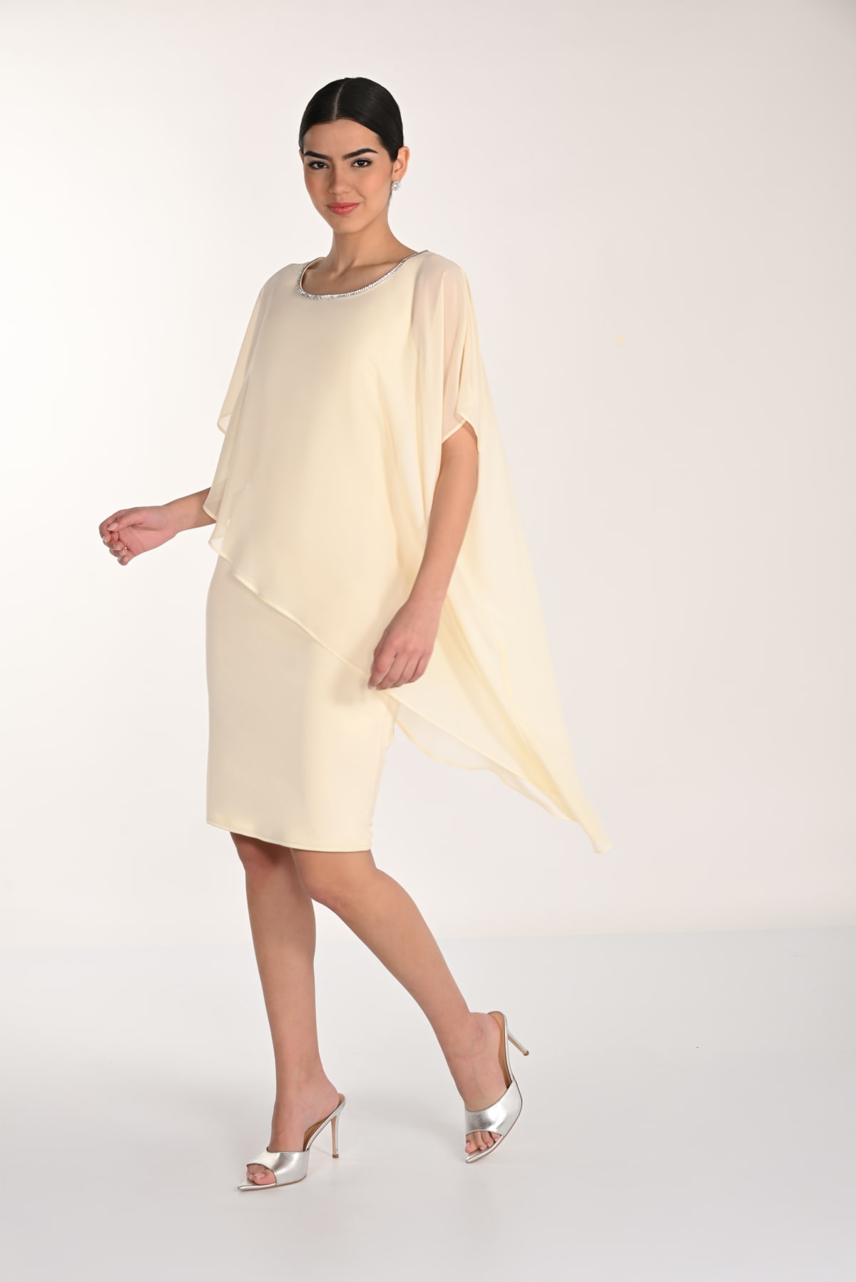 Lauriana robe cape asymétrique jaune pastel encolure ronde strass