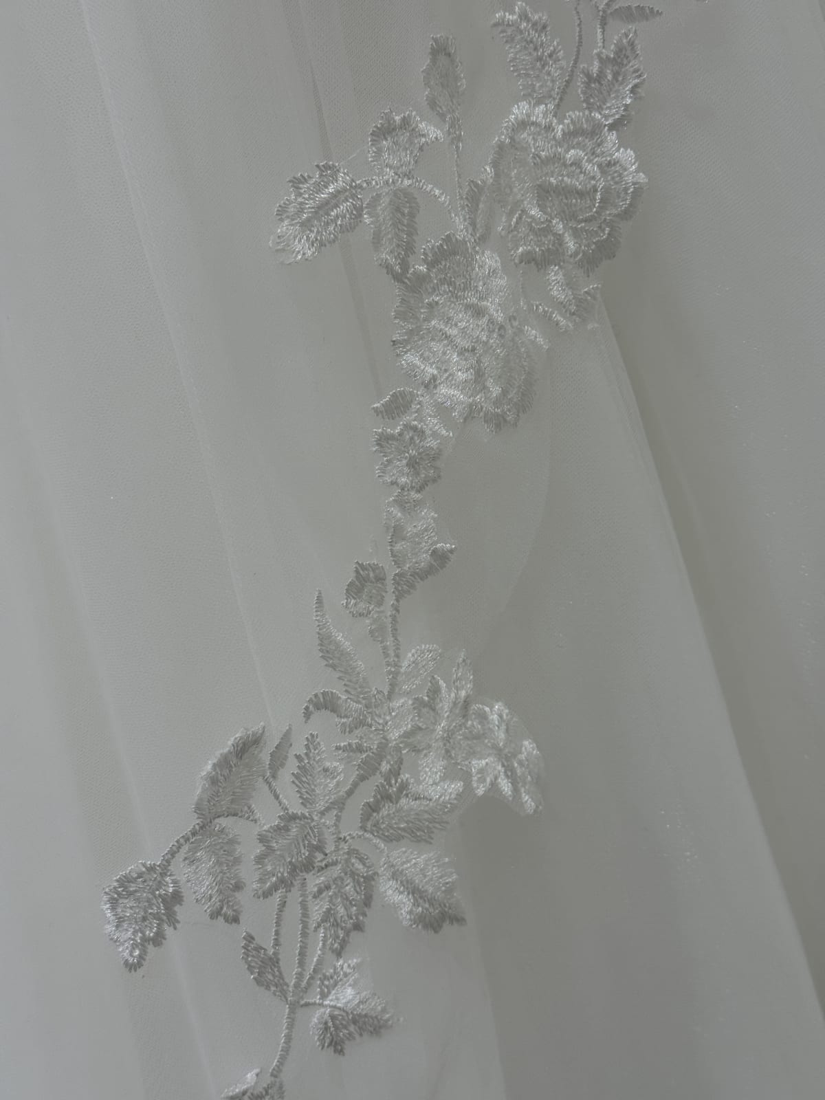 Voile VL4530 long 3 mètres tulle léger broderie florale relief fixation peigne