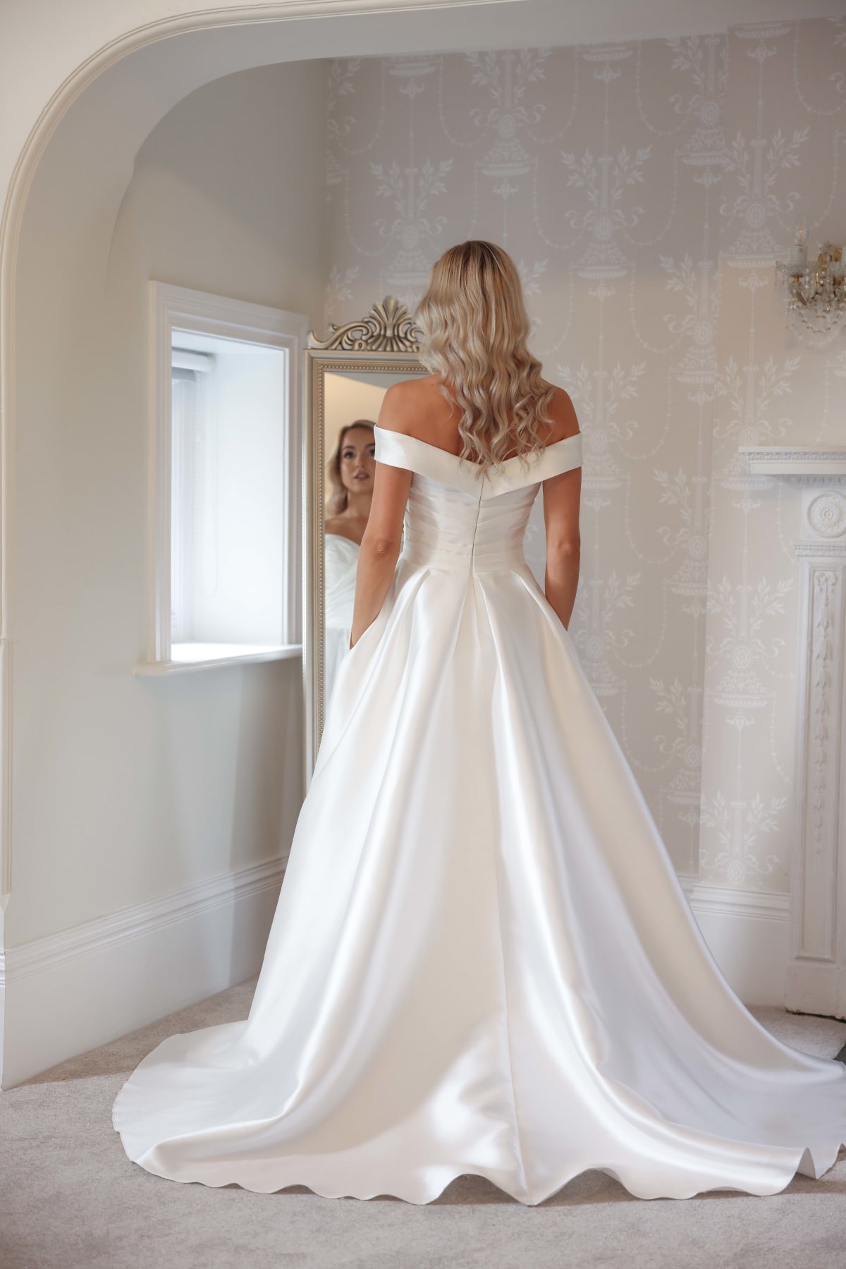 Feida - robe décolleté bateau, taille plissée, fente satin