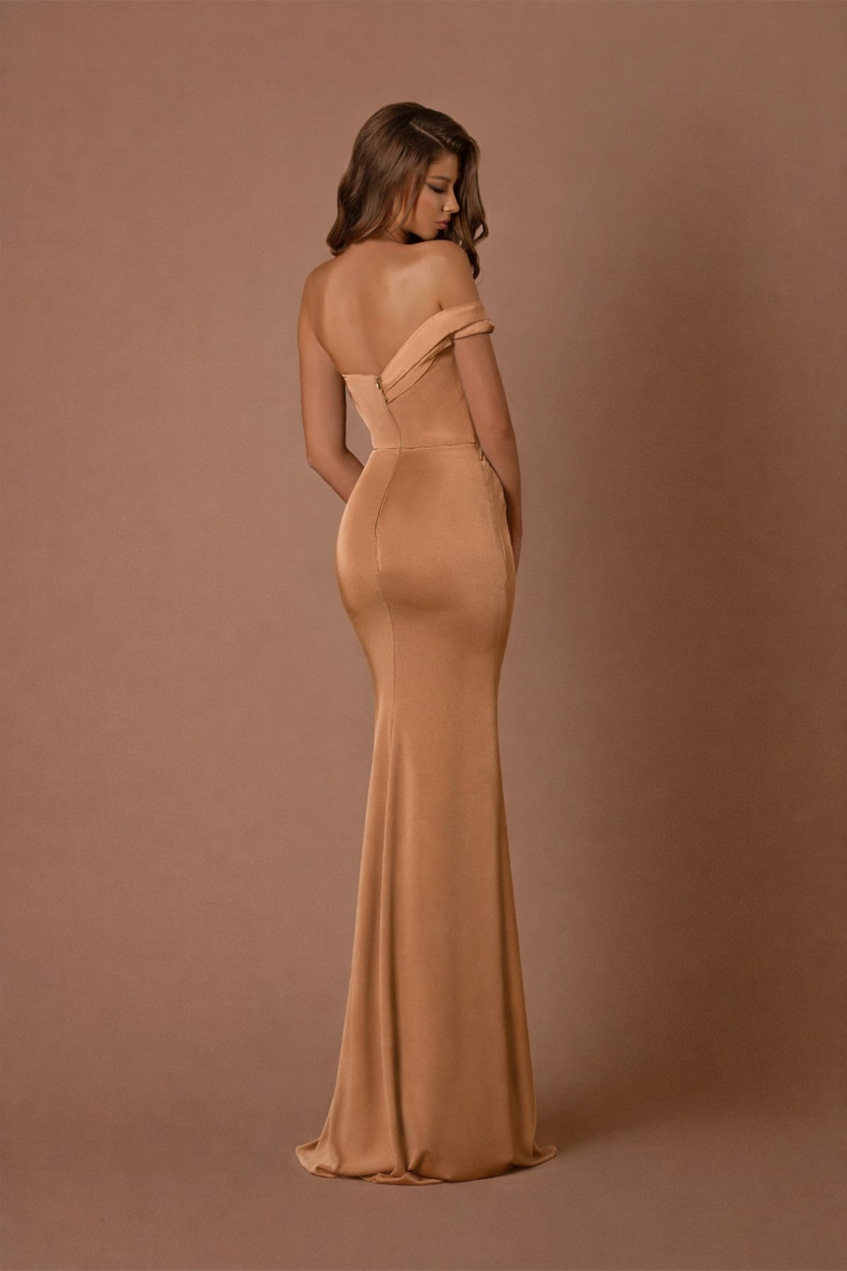 Inaya — robe longue fourreau bustier bretelle asymétrique drapée