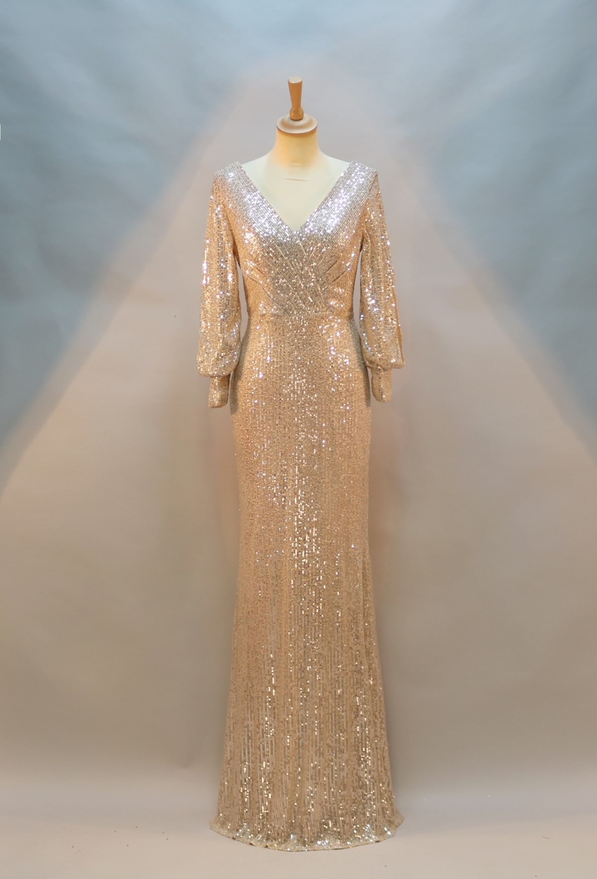 Lilly — robe longue sequins dorés décolleté V manches longues laçage dos