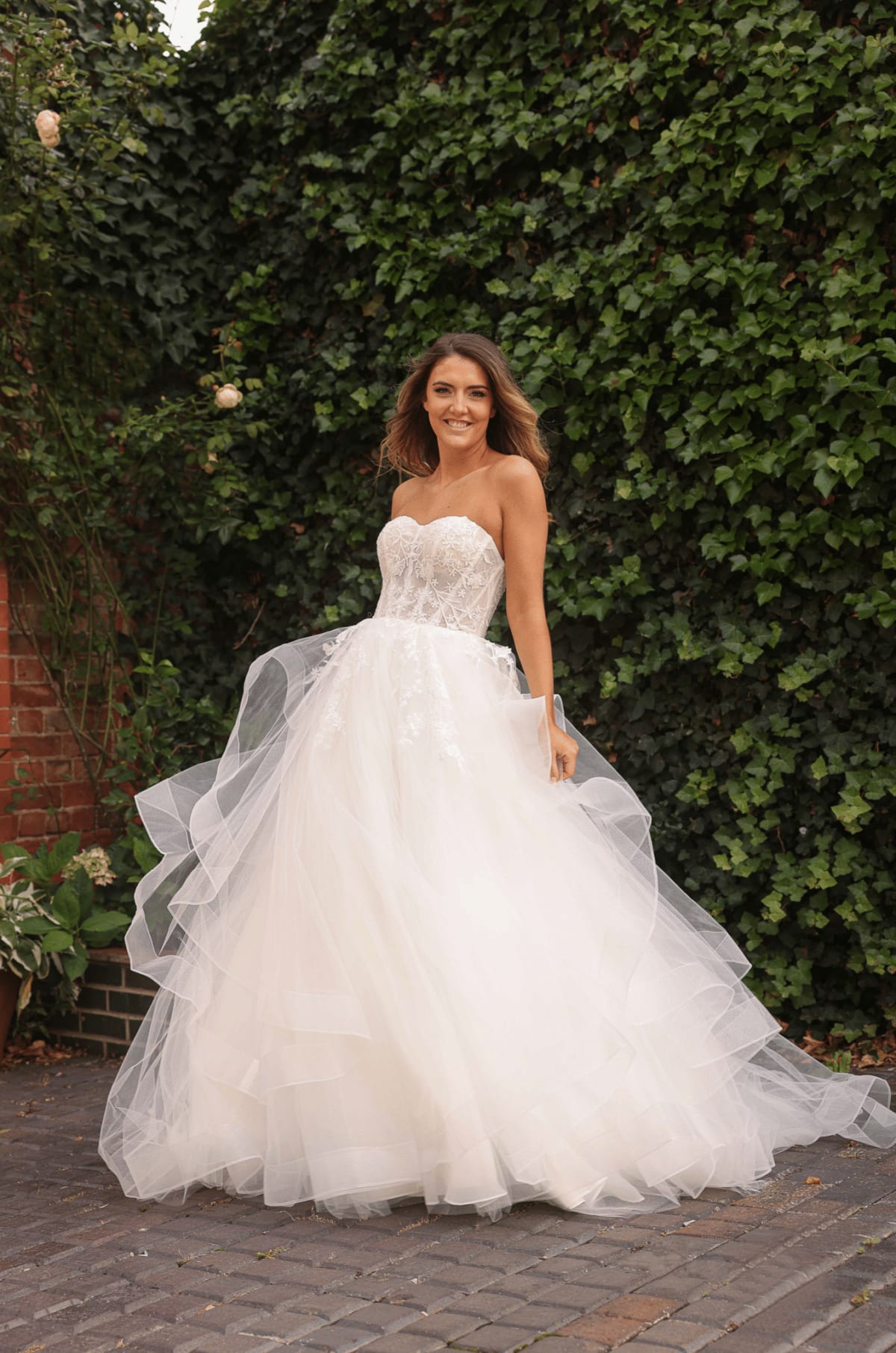 Ellie — robe longue bustier dentelle laçage dos jupe tulle volants