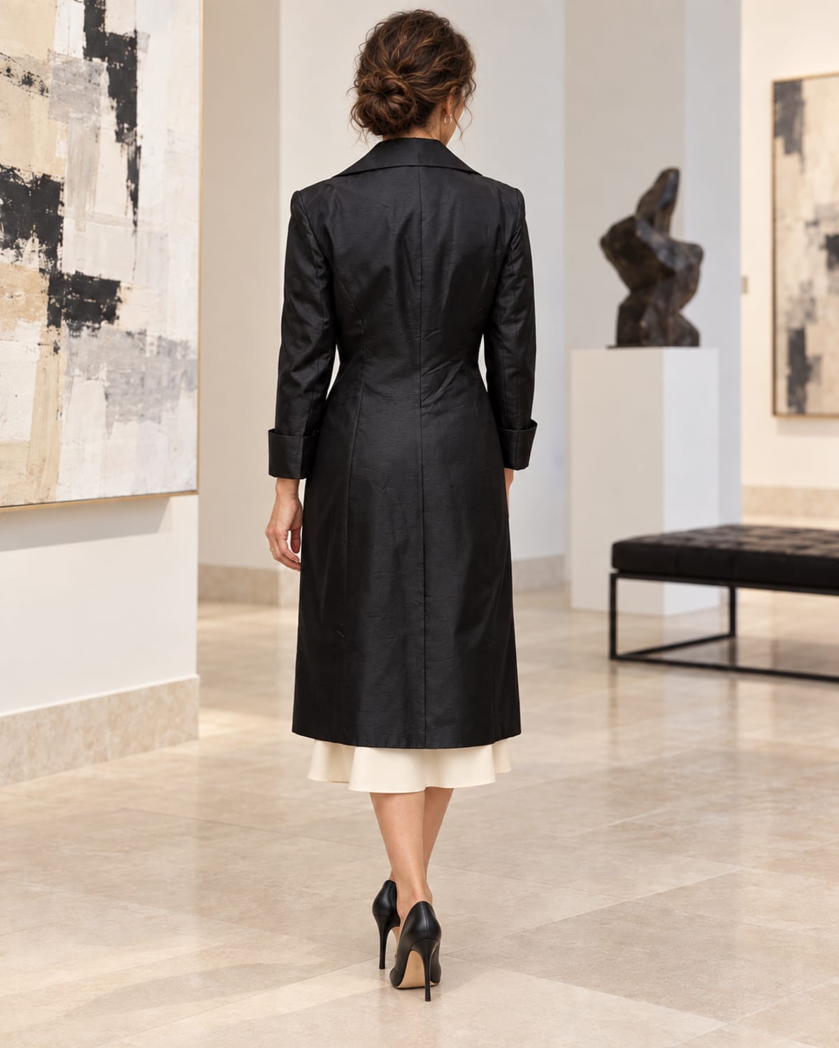 Manteau long noir satiné – col tailleur et coupe cintrée