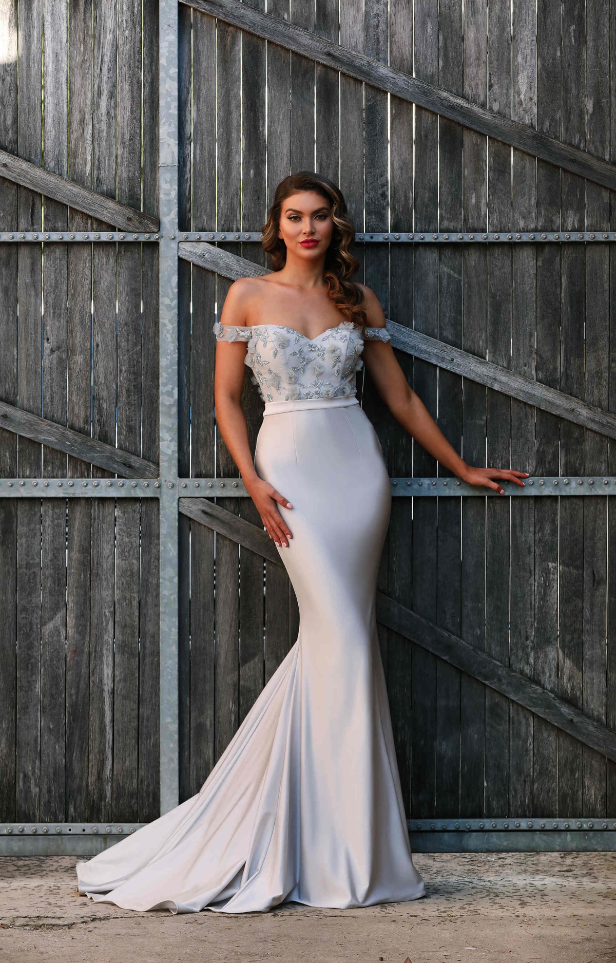 Farah — robe longue fourreau sirène bustier épaules dénudées broderies perles