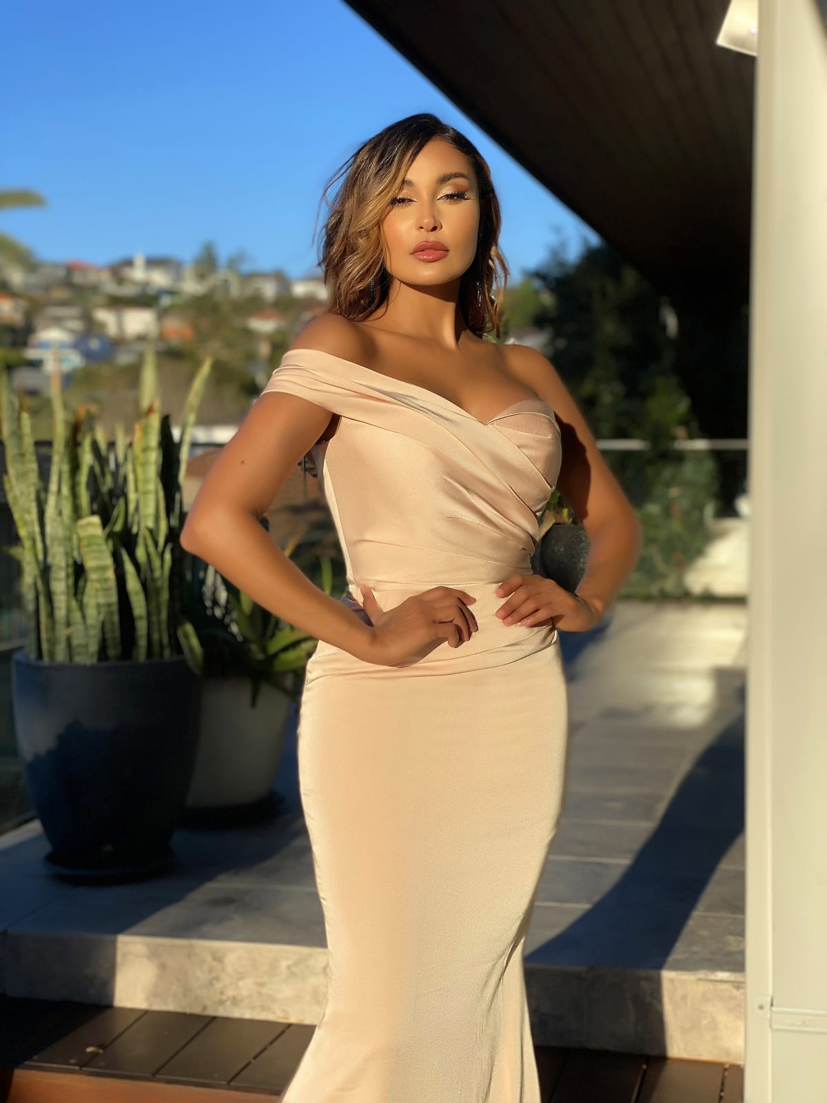 Inaya — robe longue fourreau bustier bretelle asymétrique drapée