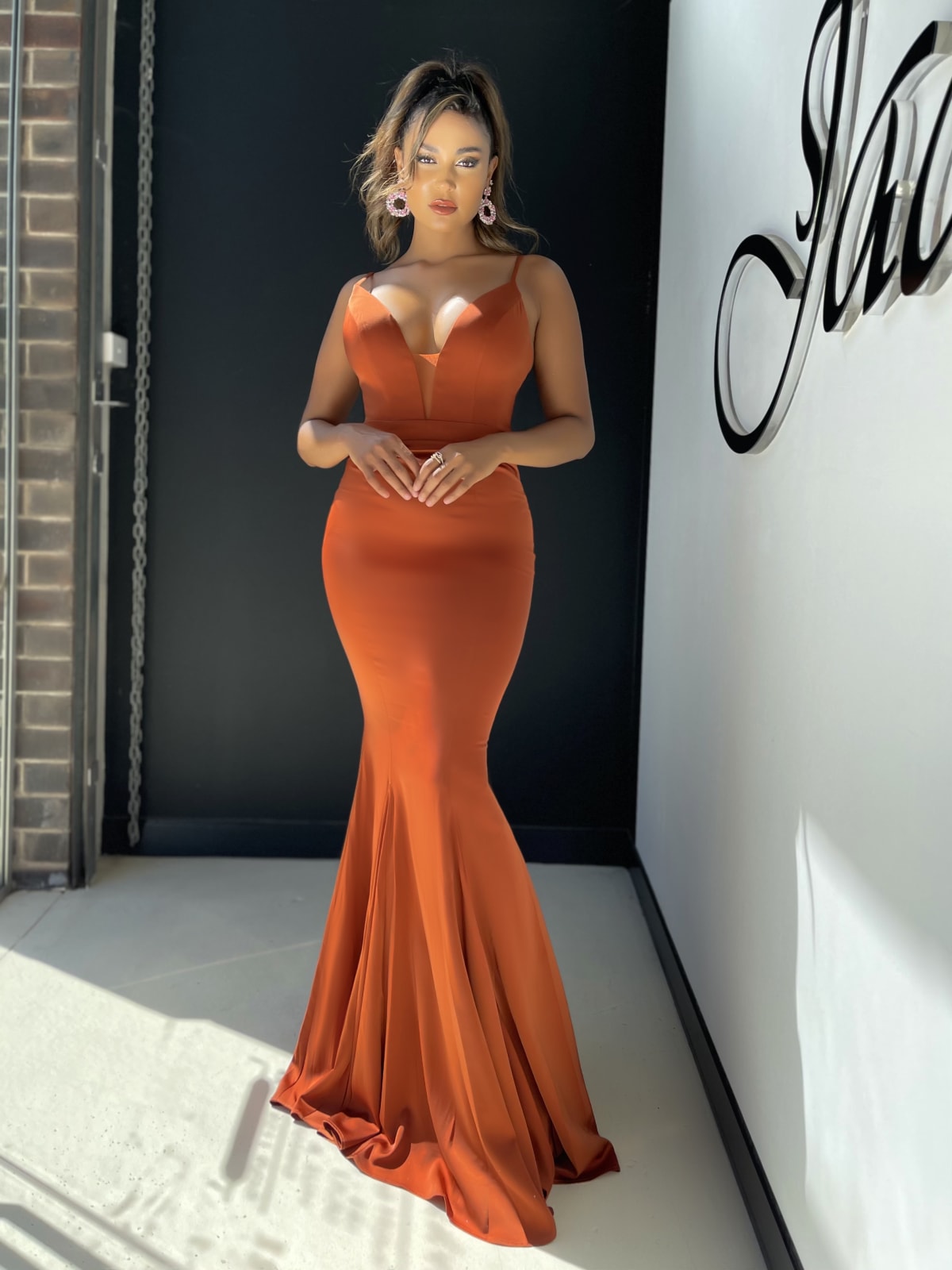 Elliana — robe longue fourreau décolleté V dos échancré