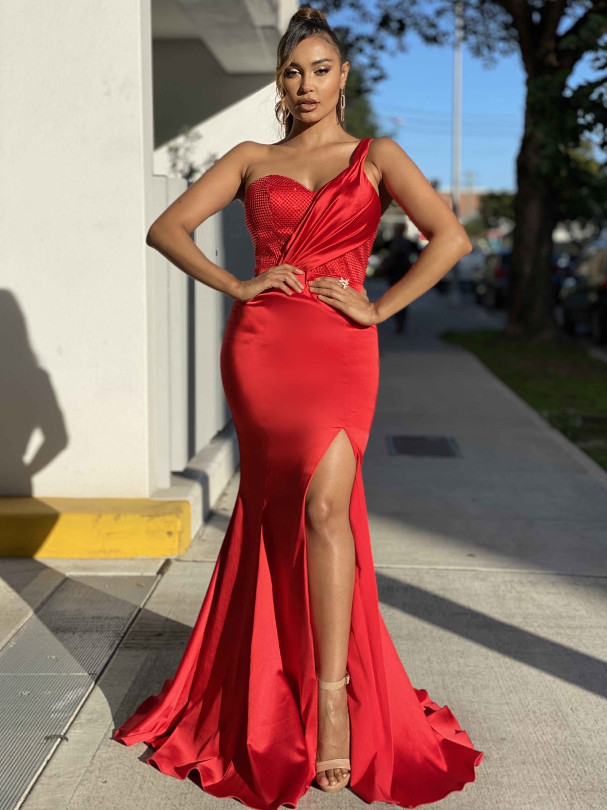 Carmen — robe longue fourreau bustier strass satinée