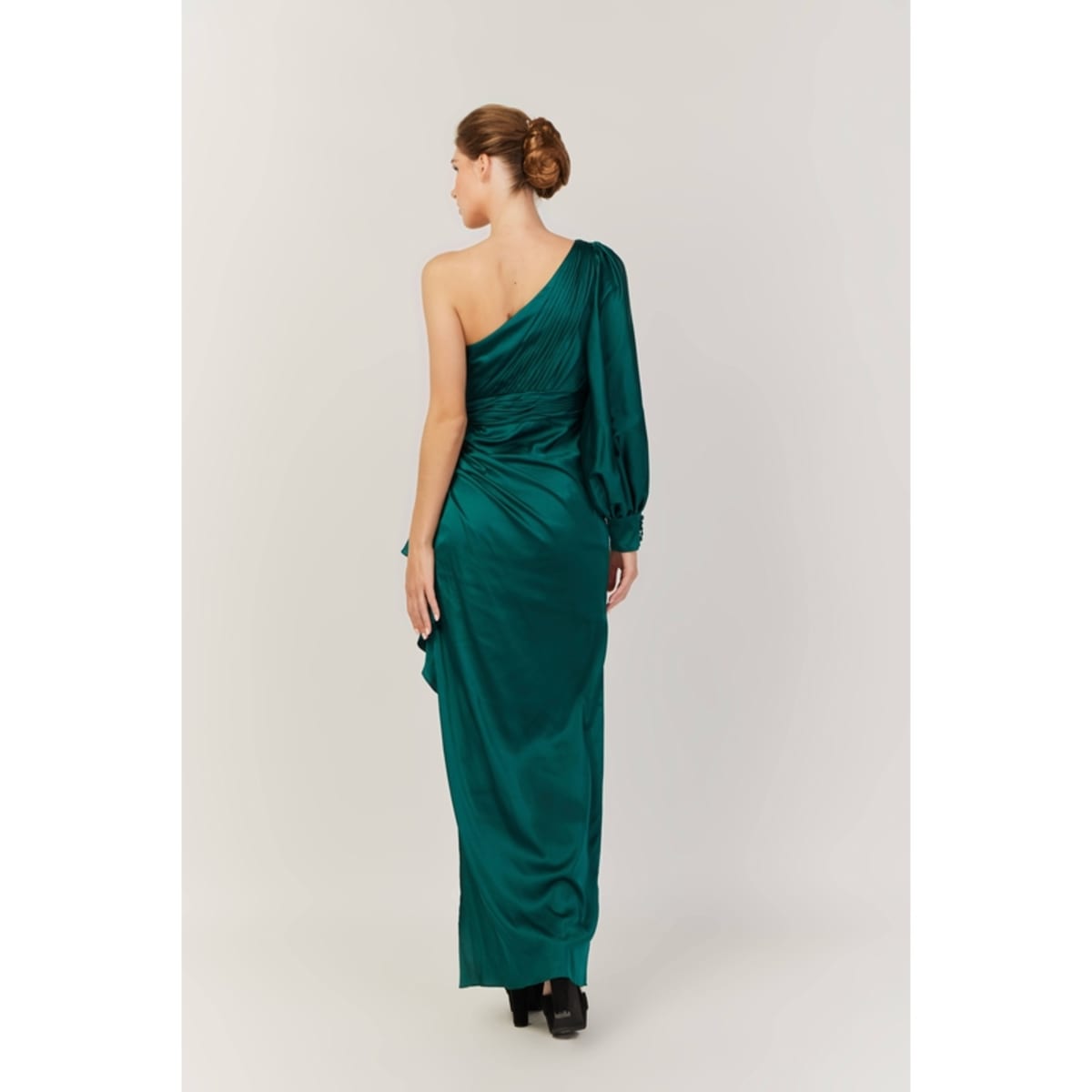 Penelope — robe longue satin fluide décolleté asymétrique manche longue