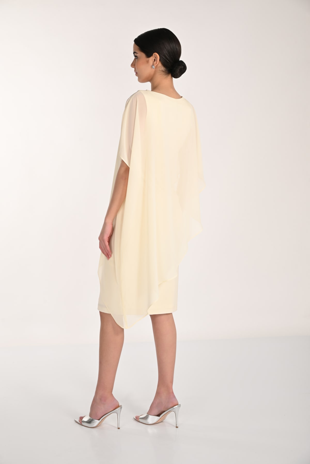 Lauriana robe cape asymétrique jaune pastel encolure ronde strass
