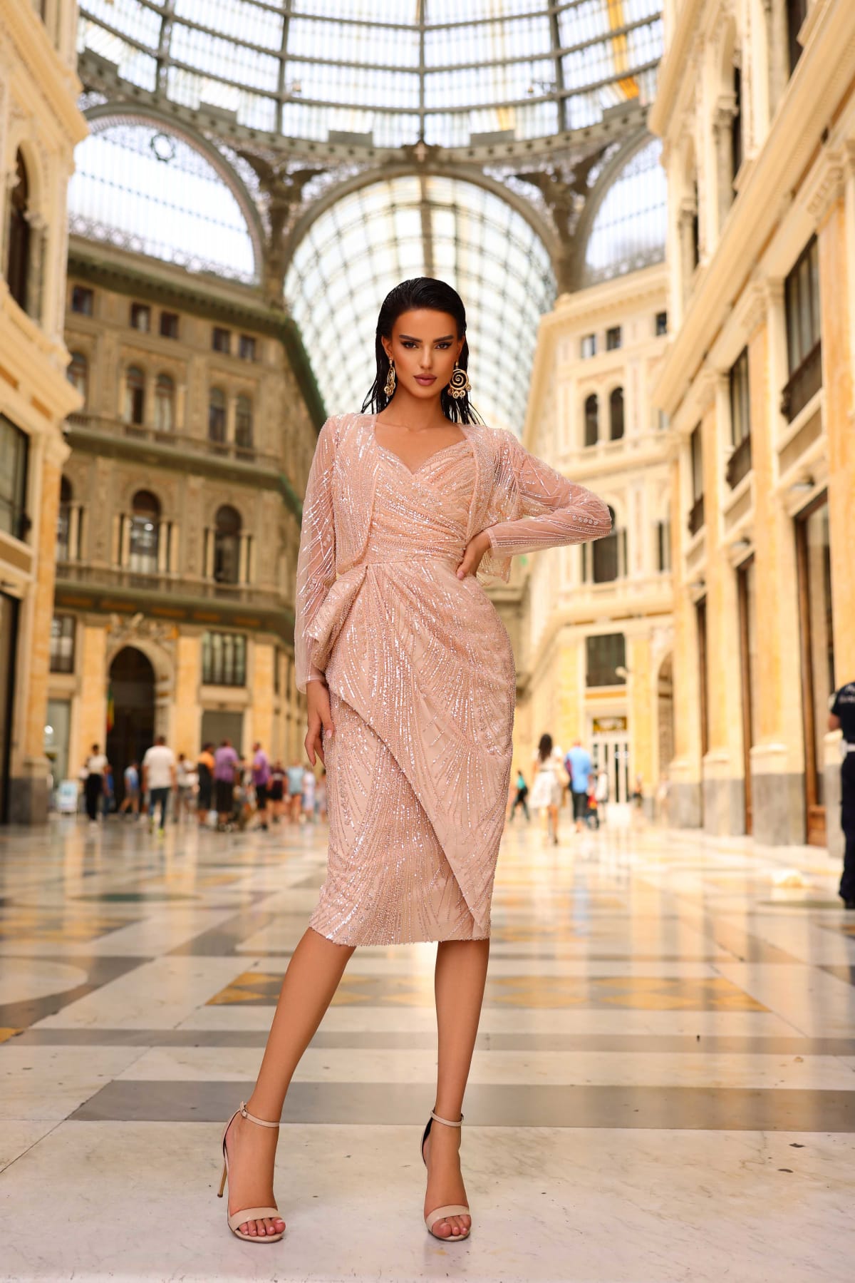 Lyna — robe fourreau mi-longue sequins perles décolleté drapé boléro amovible