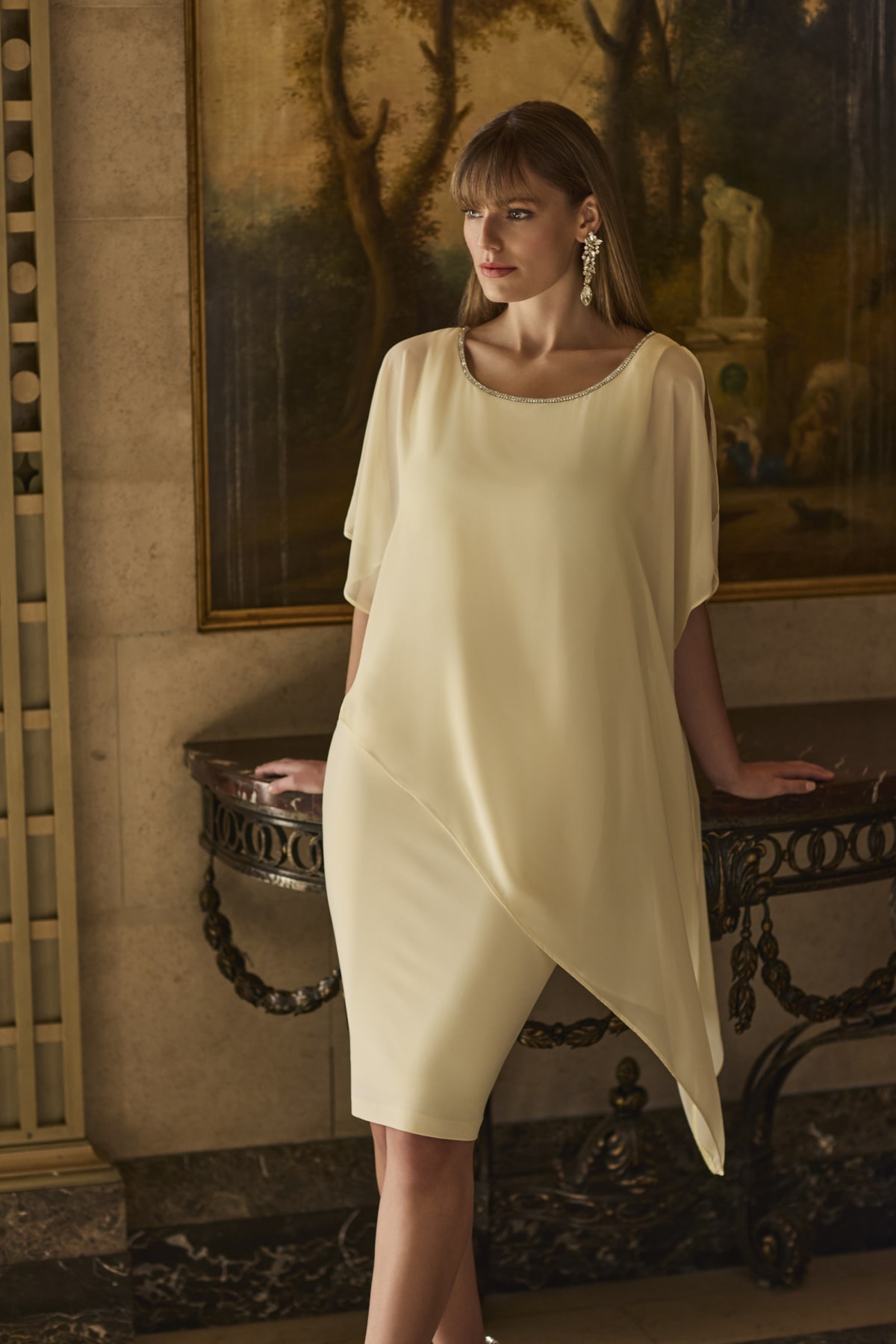 Lauriana robe cape asymétrique jaune pastel encolure ronde strass