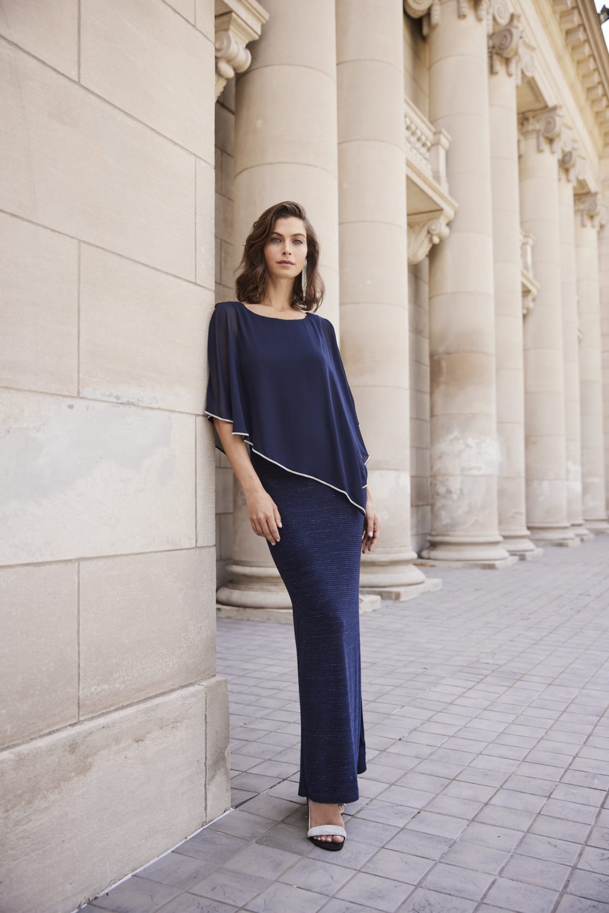 Aleyna — robe longue droite cape mousseline strass fente