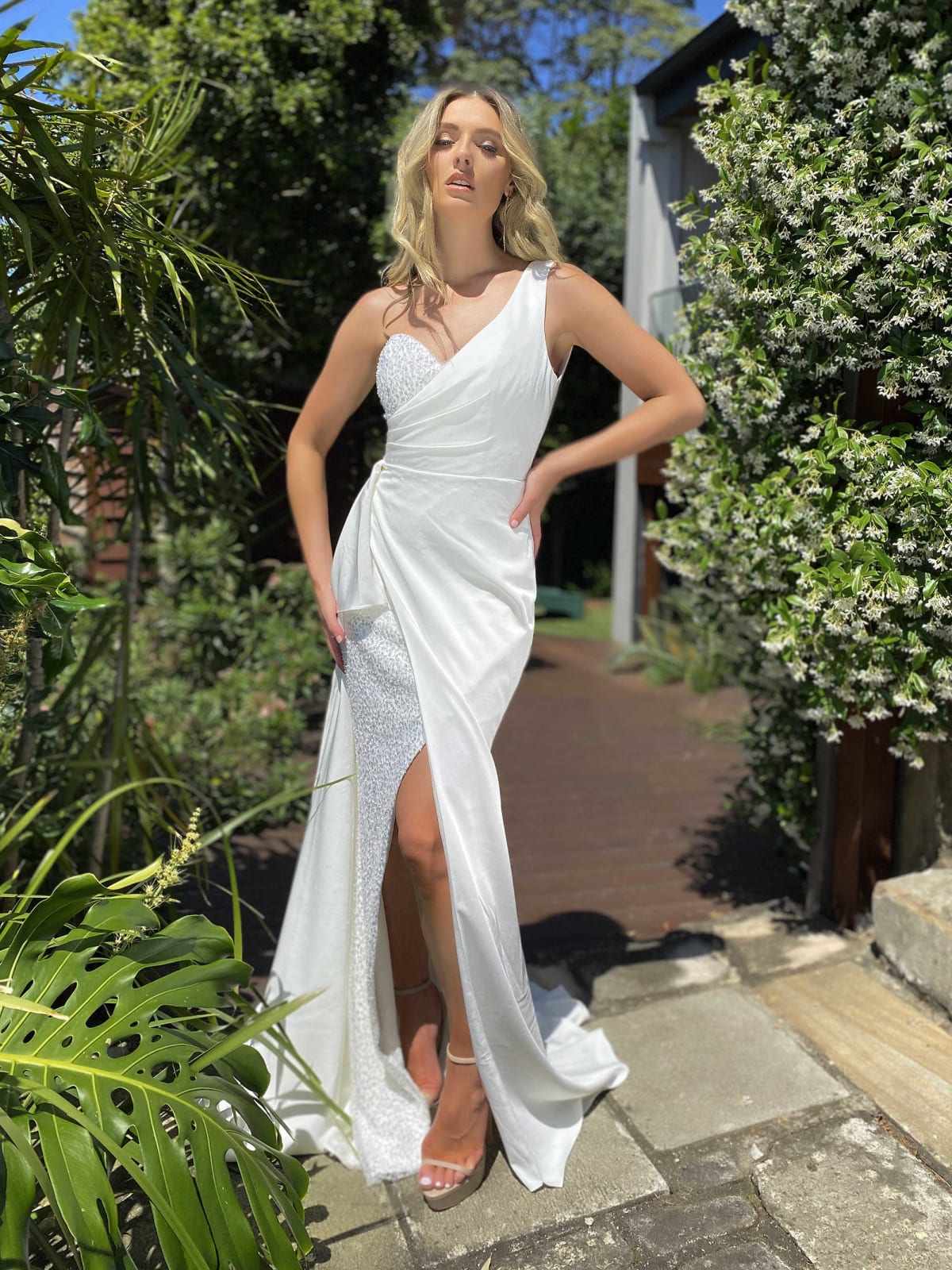 Mia — robe longue fourreau bustier asymétrique sequins perles