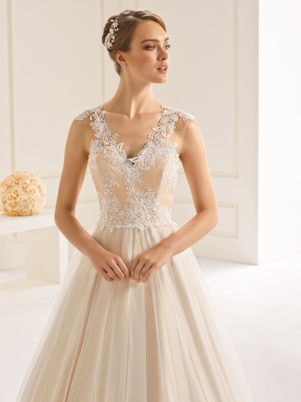 Dakota — robe de mariée princesse dentelle et tulle col V traîne