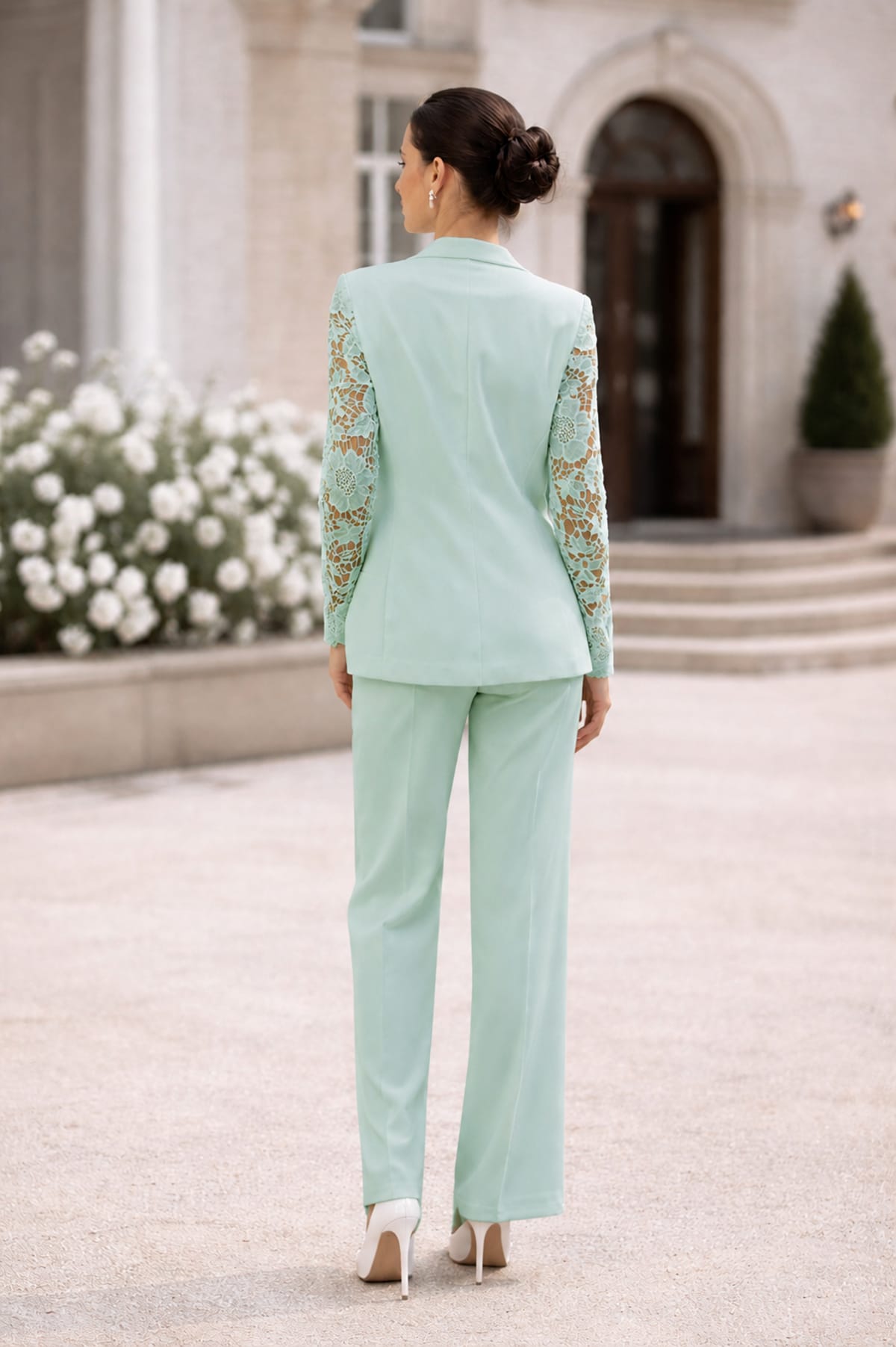 Veste Gloria tailleur cintrée col tailleur revers crantés dentelle manches