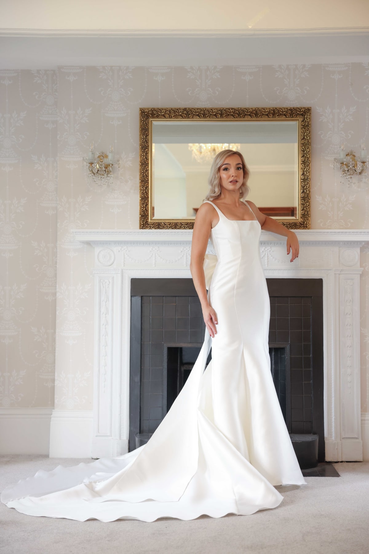 Meryl — robe longue sirène satin décolleté carré dos échancré