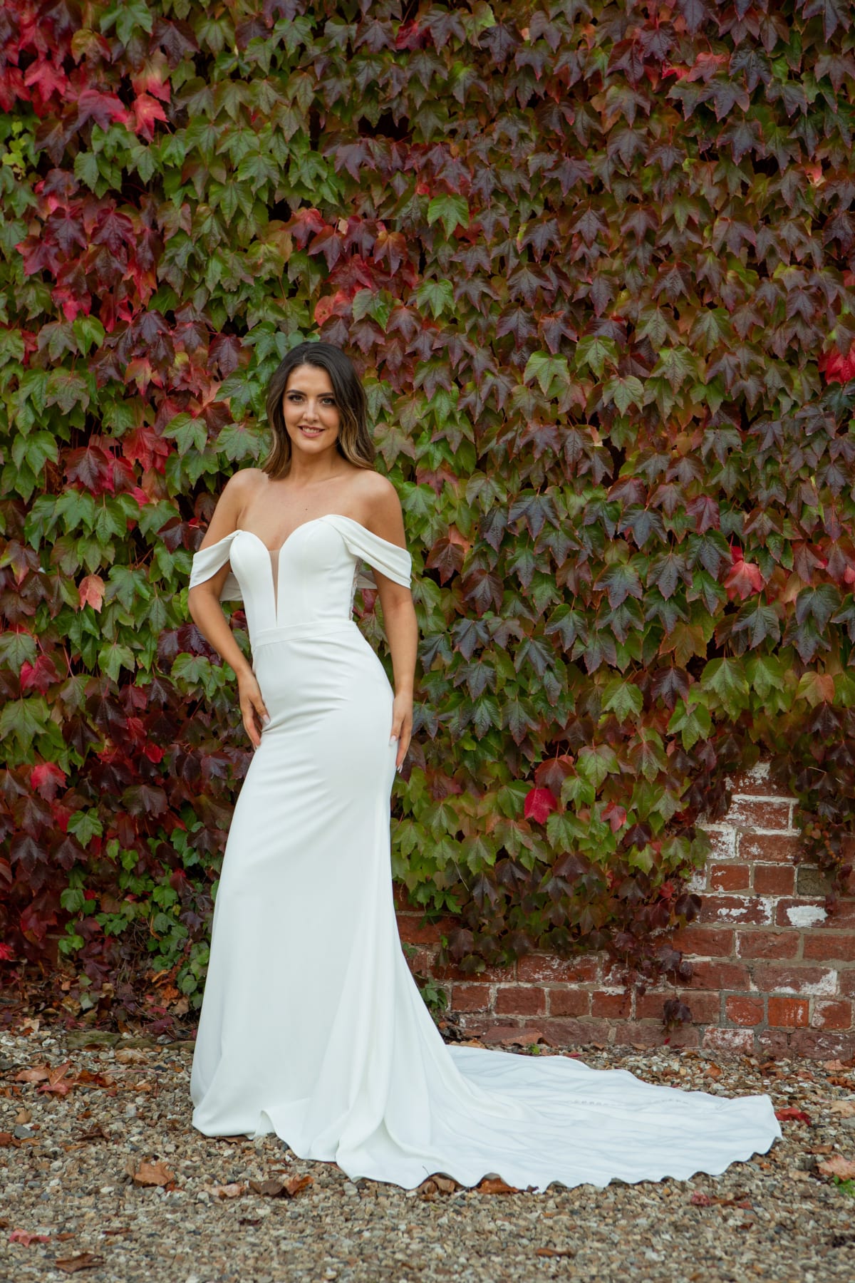 Cassie — robe longue fourreau crêpe épaules dénudées dentelle boutons dos