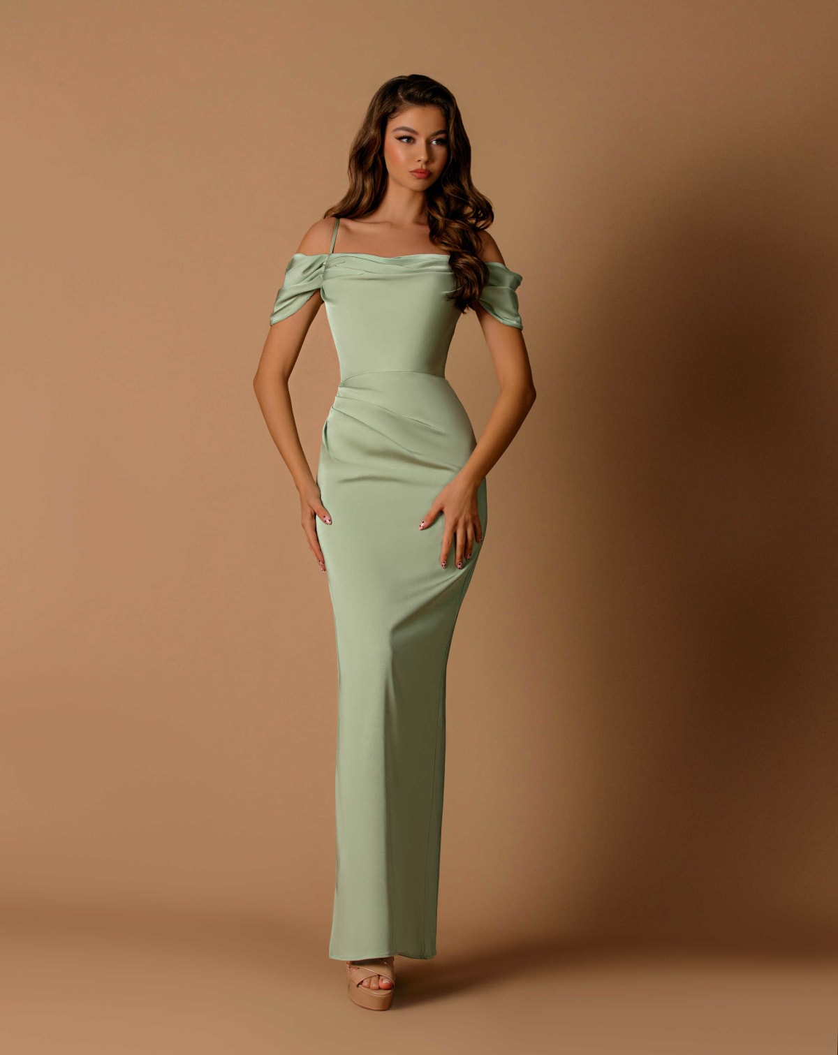 Adélina — robe longue fourreau décolleté bateau plissé