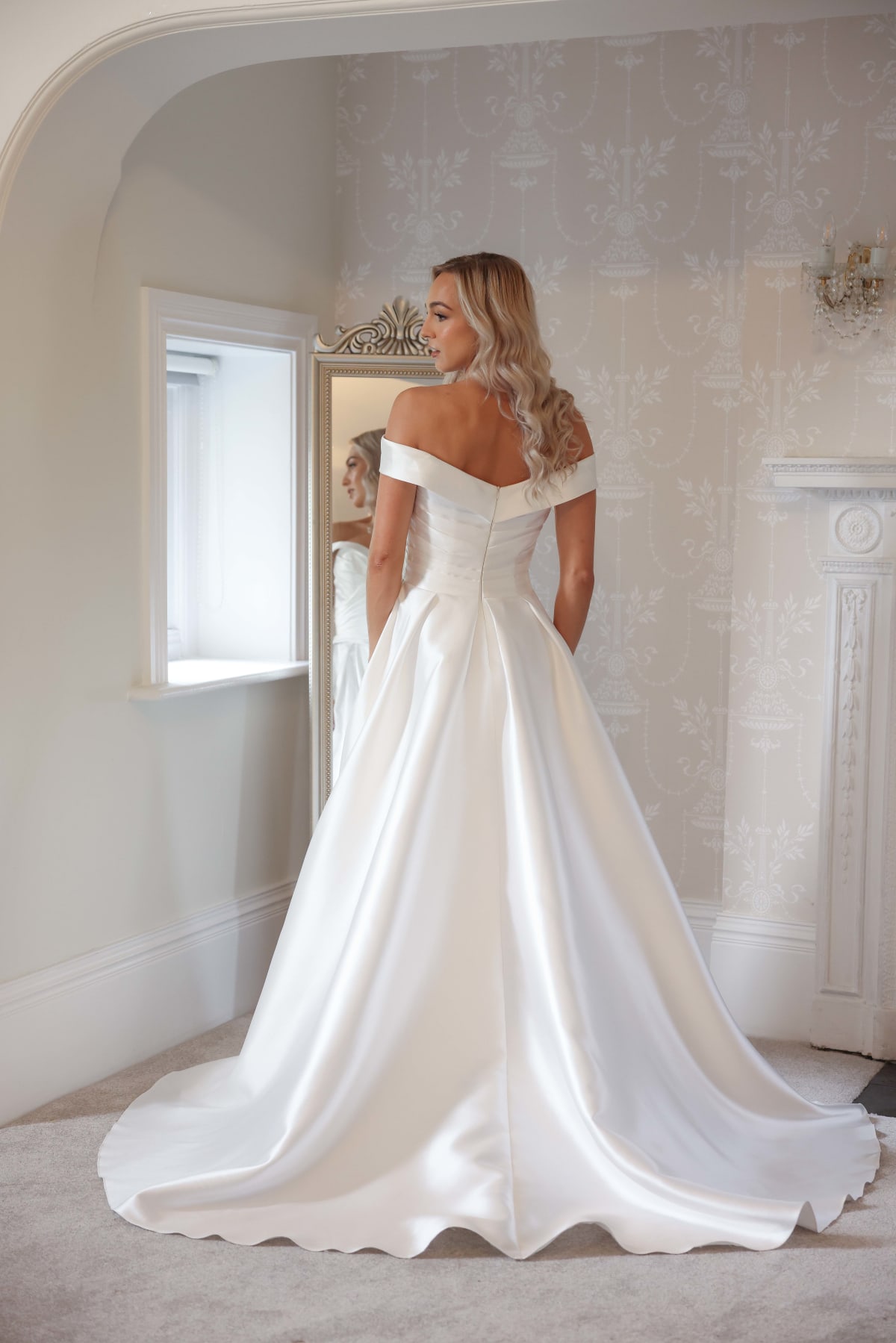 Feida - robe décolleté bateau, taille plissée, fente satin