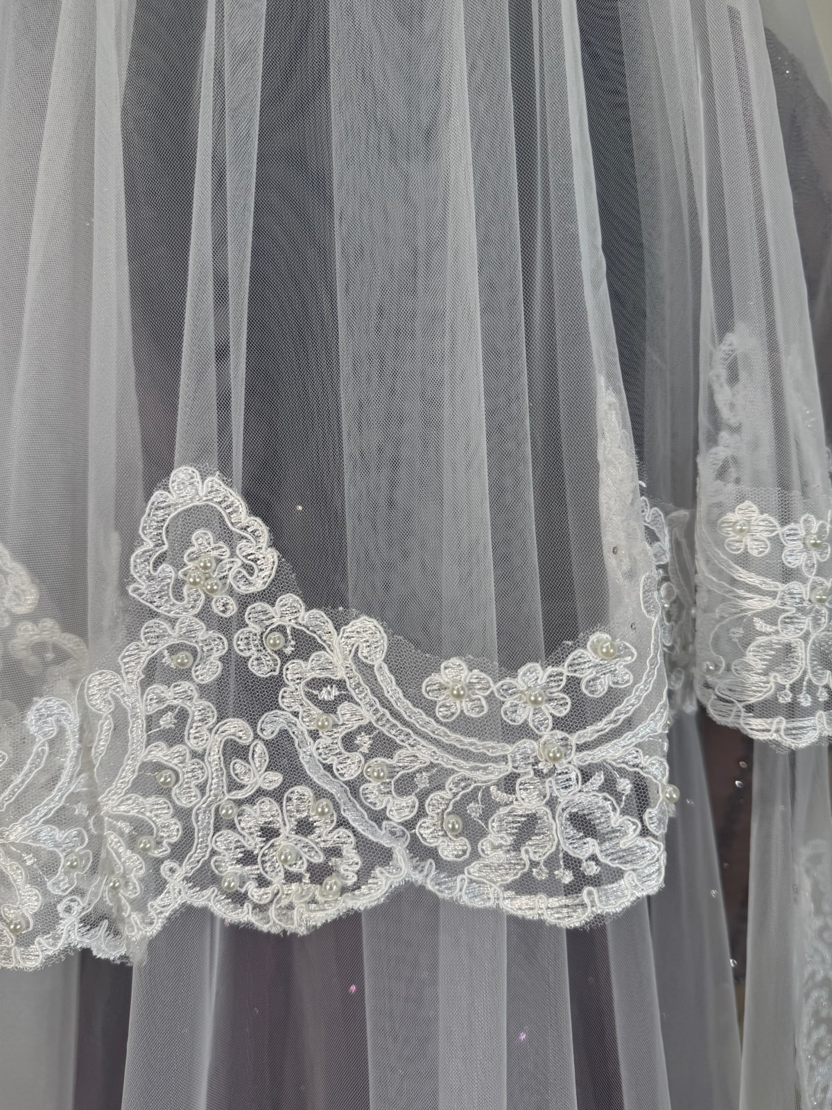 Voile VL5230 long de 3 mètres avec rabat, dentelle et perles en bordures.