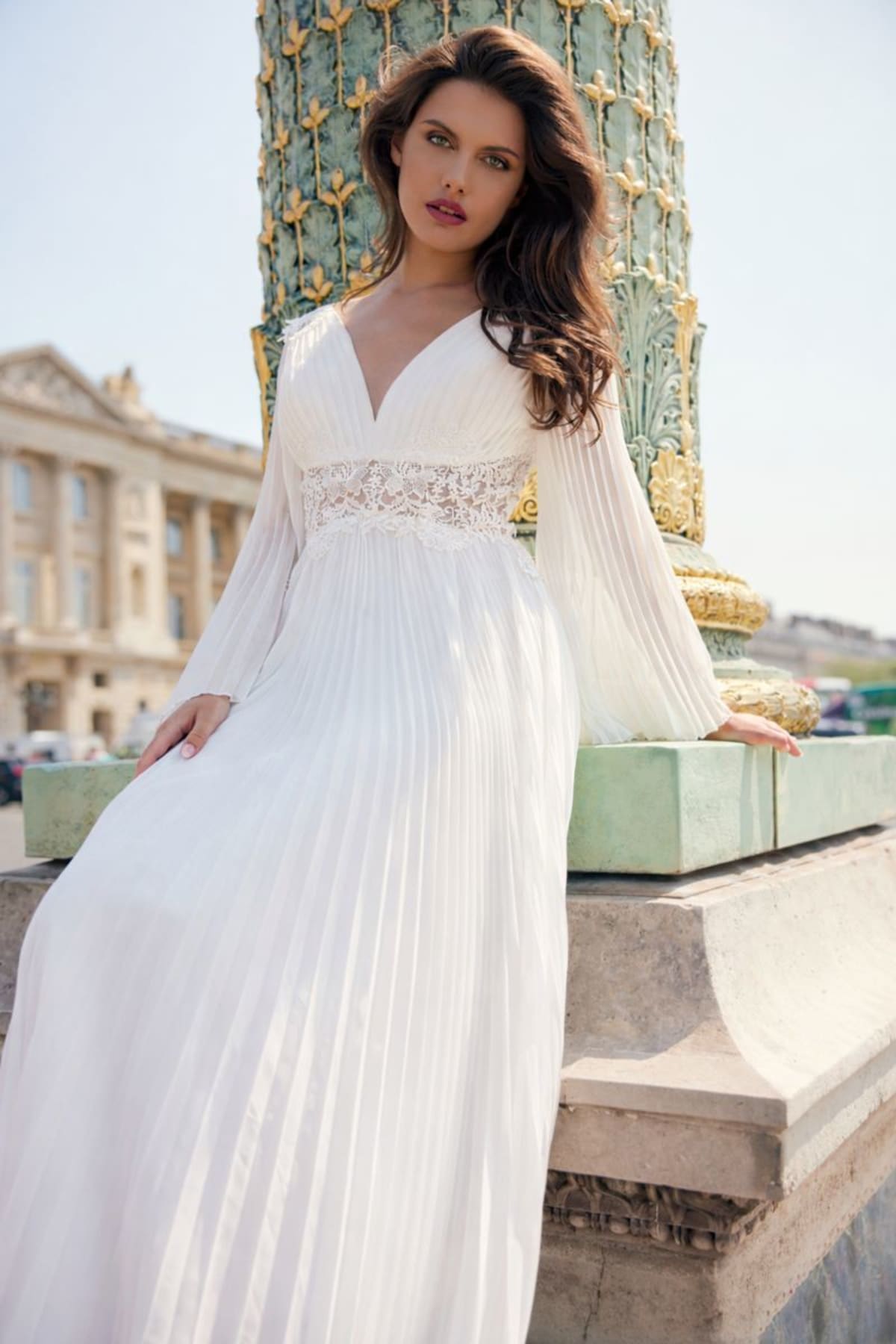Alana — robe longue fluide décolleté V broderies plissé