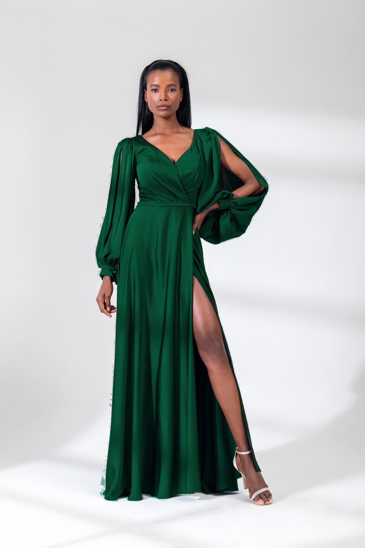 Elizabeth — robe longue fluide satin manches longues
