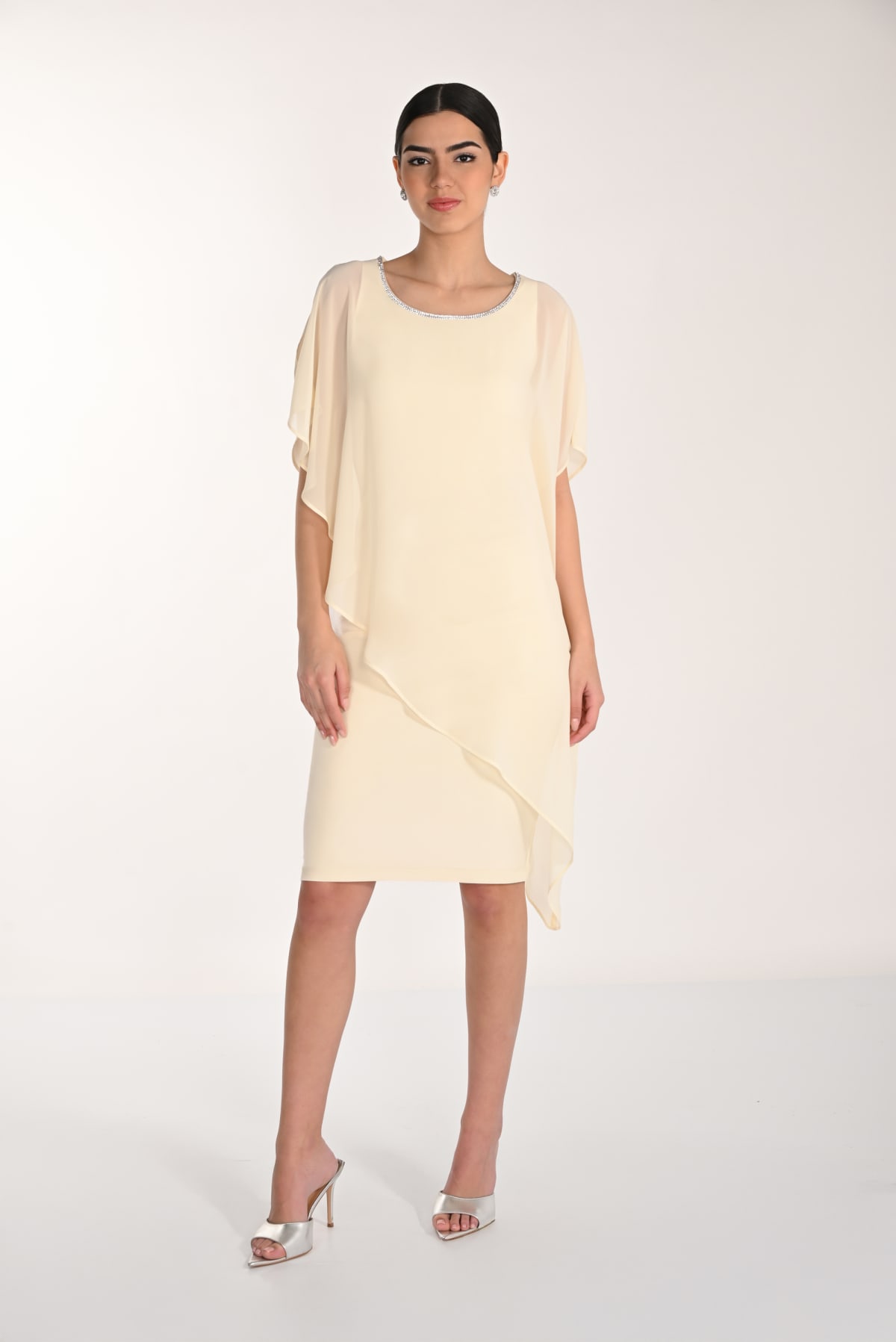 Lauriana robe cape asymétrique jaune pastel encolure ronde strass