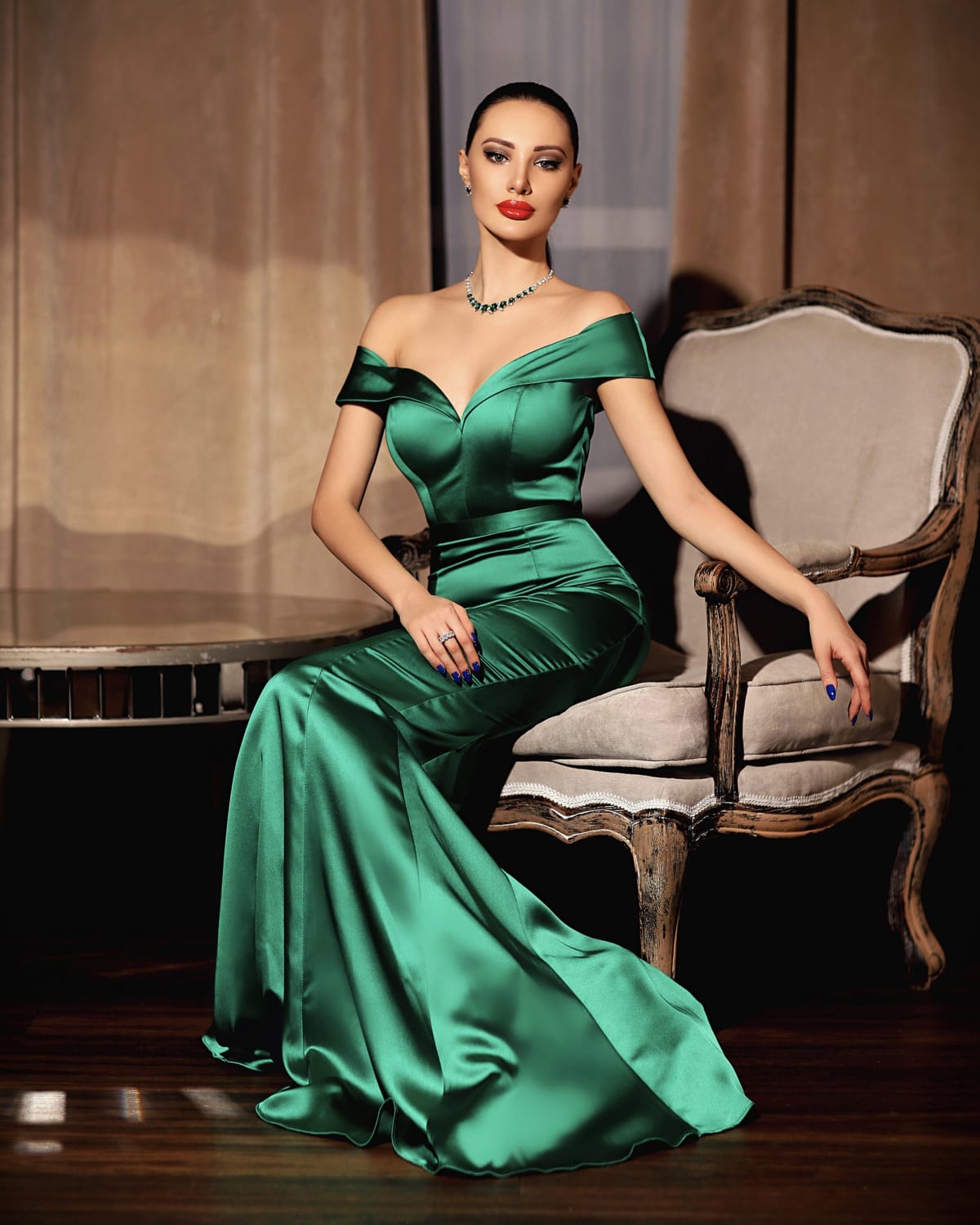 Zineb — robe longue fourreau décolleté bardot épaules dénudées satin stretch
