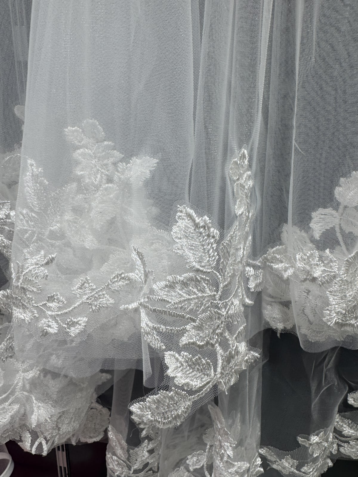 Voile VL4515 - voile court avec rabat et broderie florale