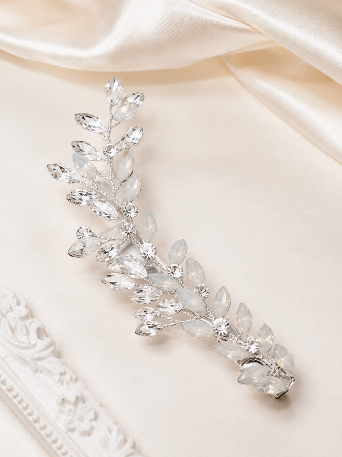 Barrette de coiffure mariage argentée à strass et feuilles