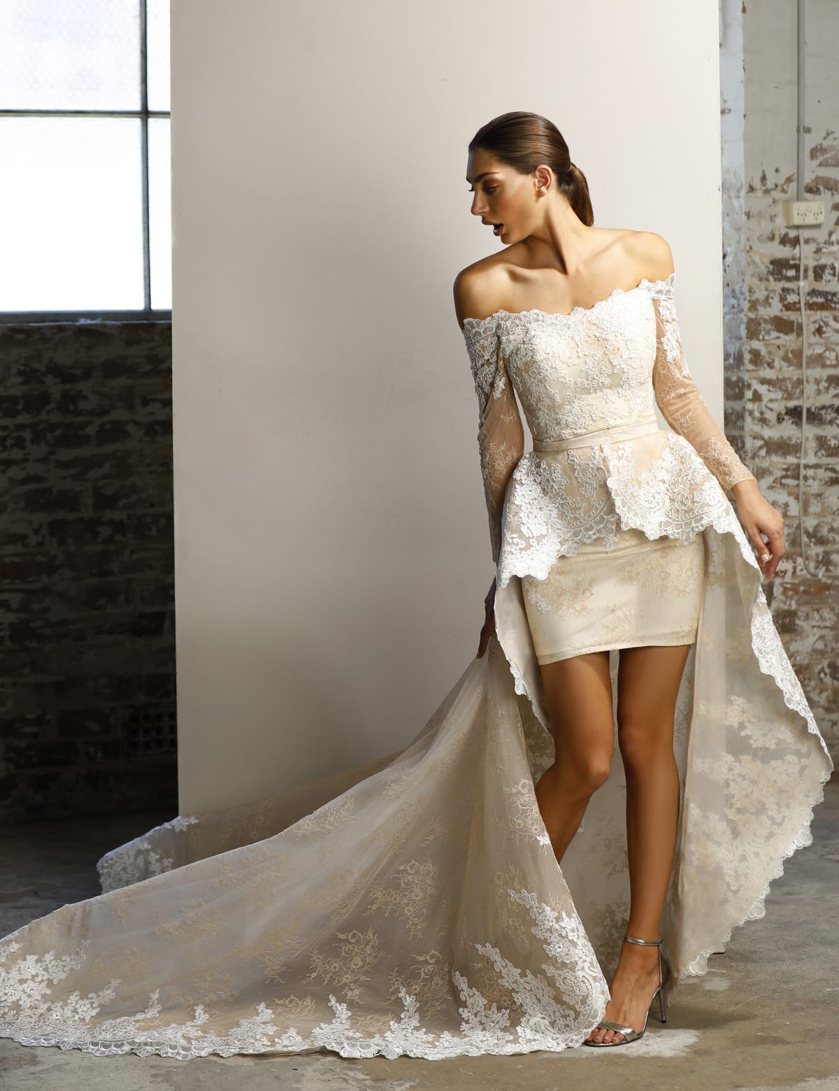 Iris — robe mariée courte et longue épaules dénudées dentelle