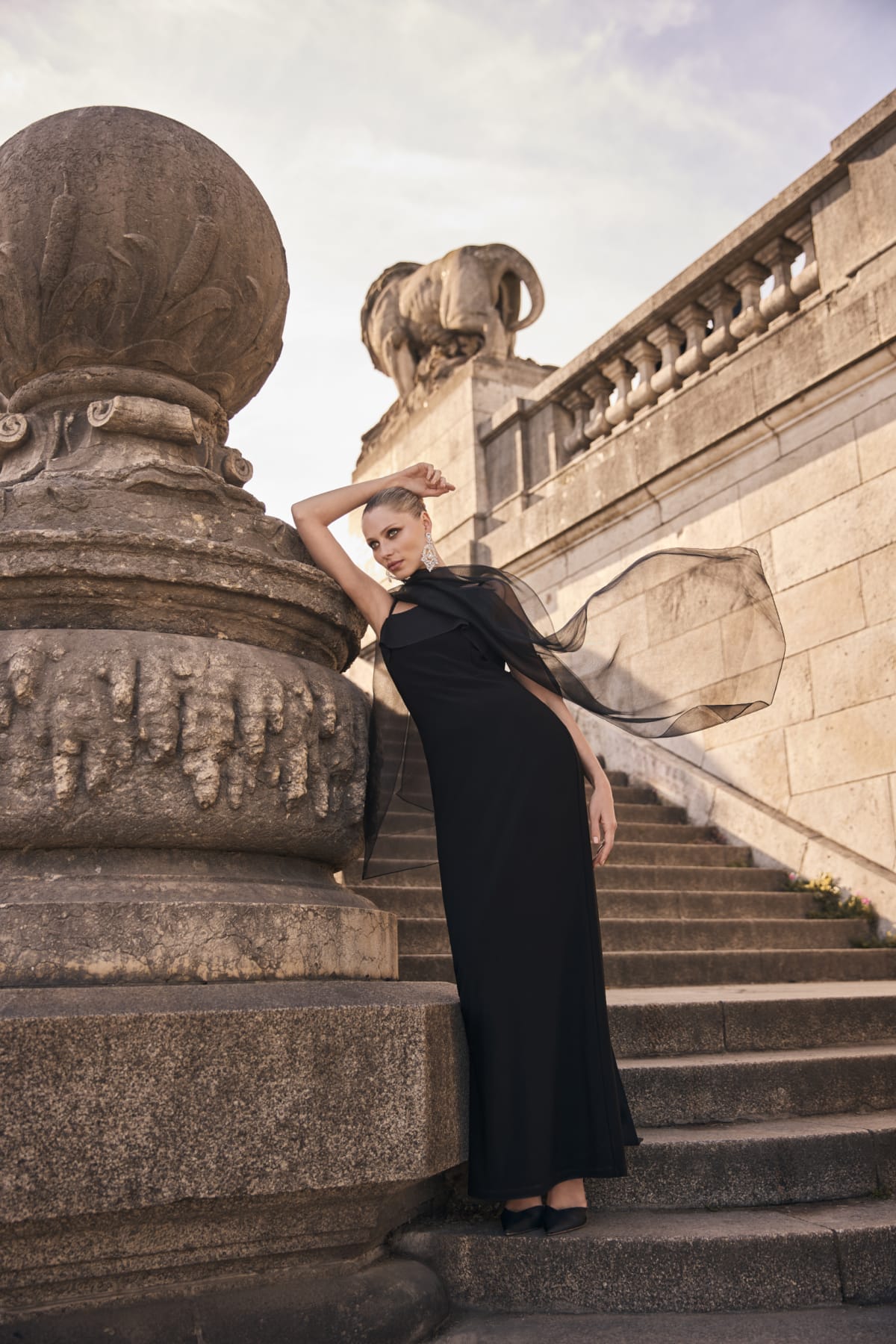 Brooke - Robe longue noire coupe sirène, grand nœud dans le dos