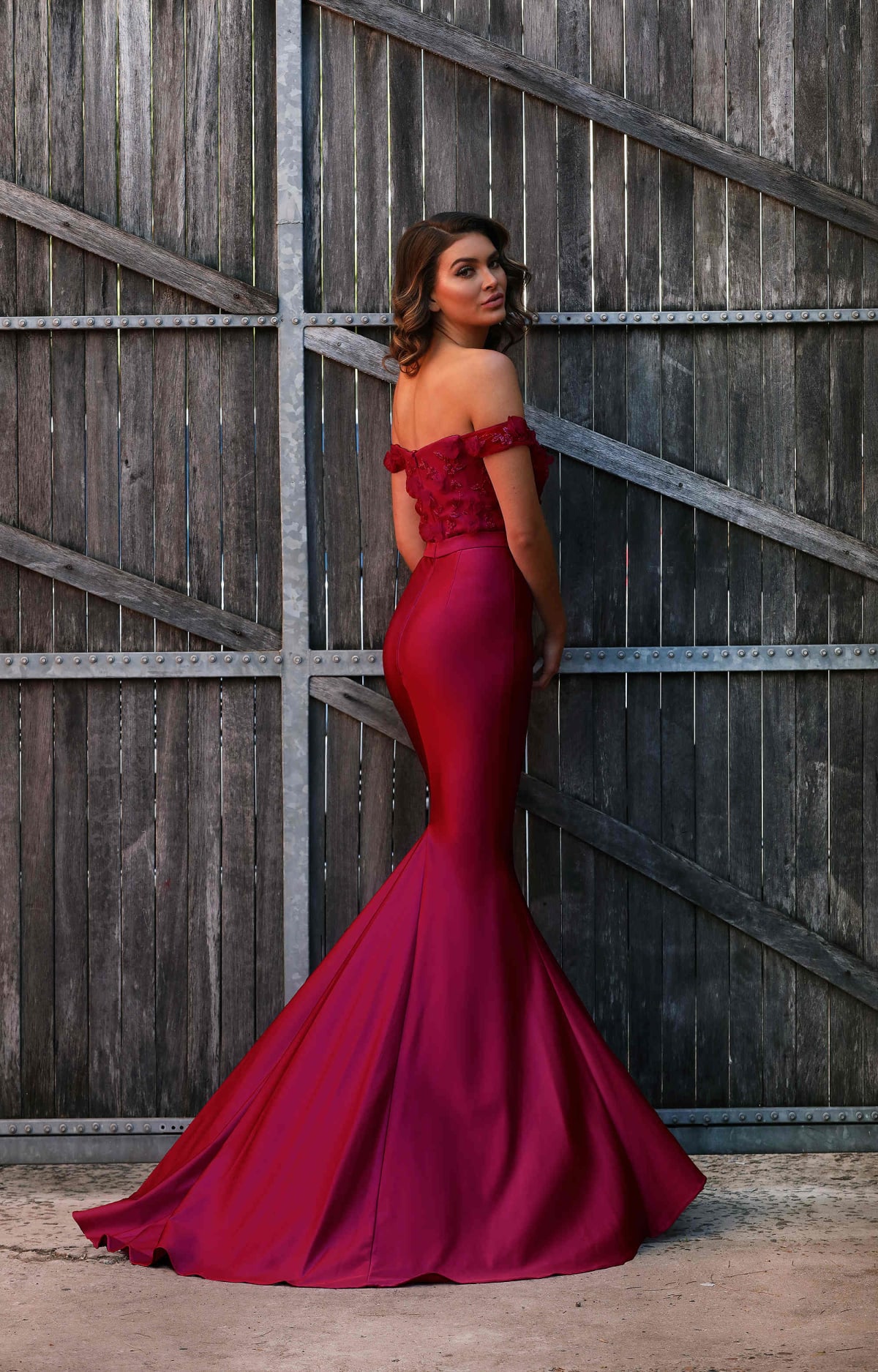 Farah — robe longue fourreau sirène bustier épaules dénudées broderies perles