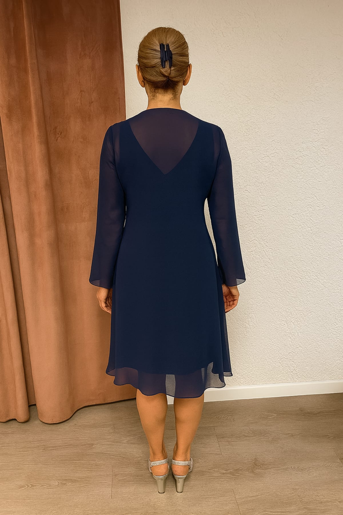 Laelia — ensemble robe satin décolleté cœur pierres manteau mousseline